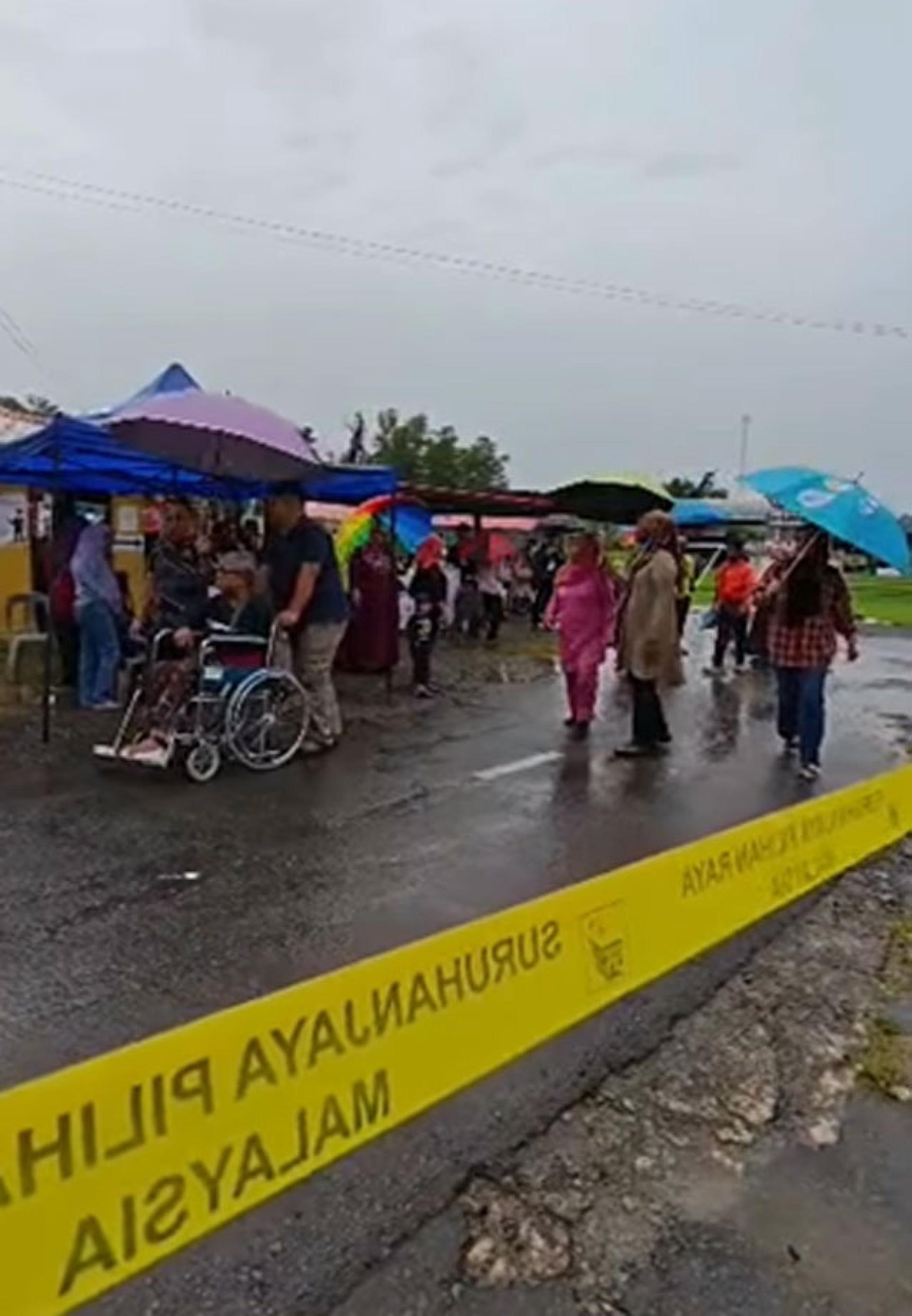 虽然下着细雨，沙巴选民今早仍踊跃外出投下手中一票。（马新社视频截图）