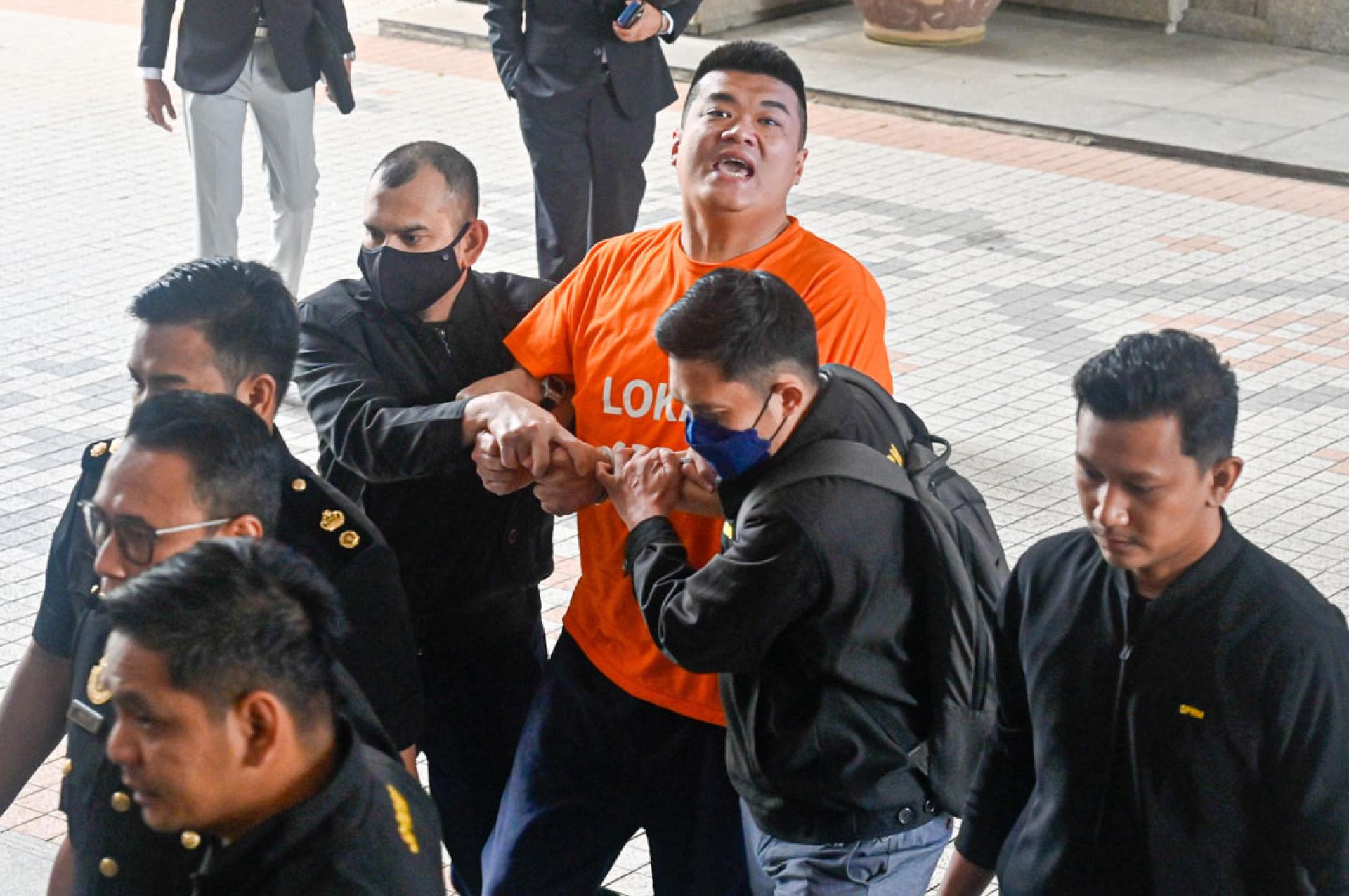 刁健城（右3）激动地高呼自己是无辜的！