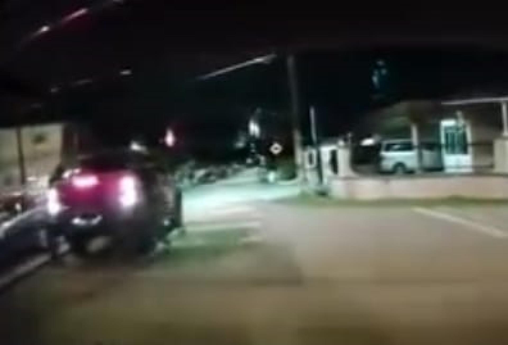 有人被发现在皮卡车后面，形迹可疑。