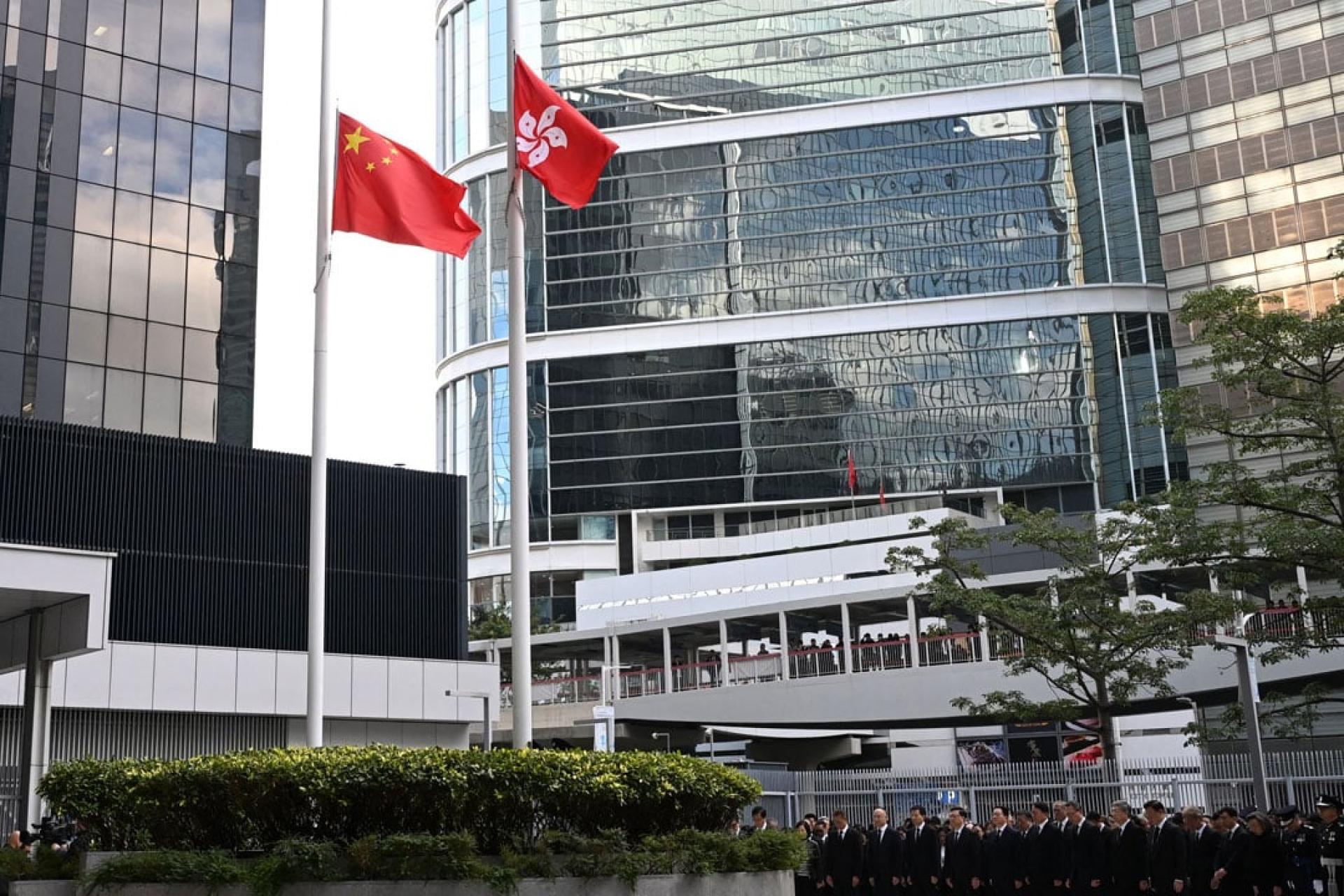 香港特首李家超29日上午8时将与执政团队在政府总部默哀3分钟，沉痛哀悼大埔火灾罹难者。