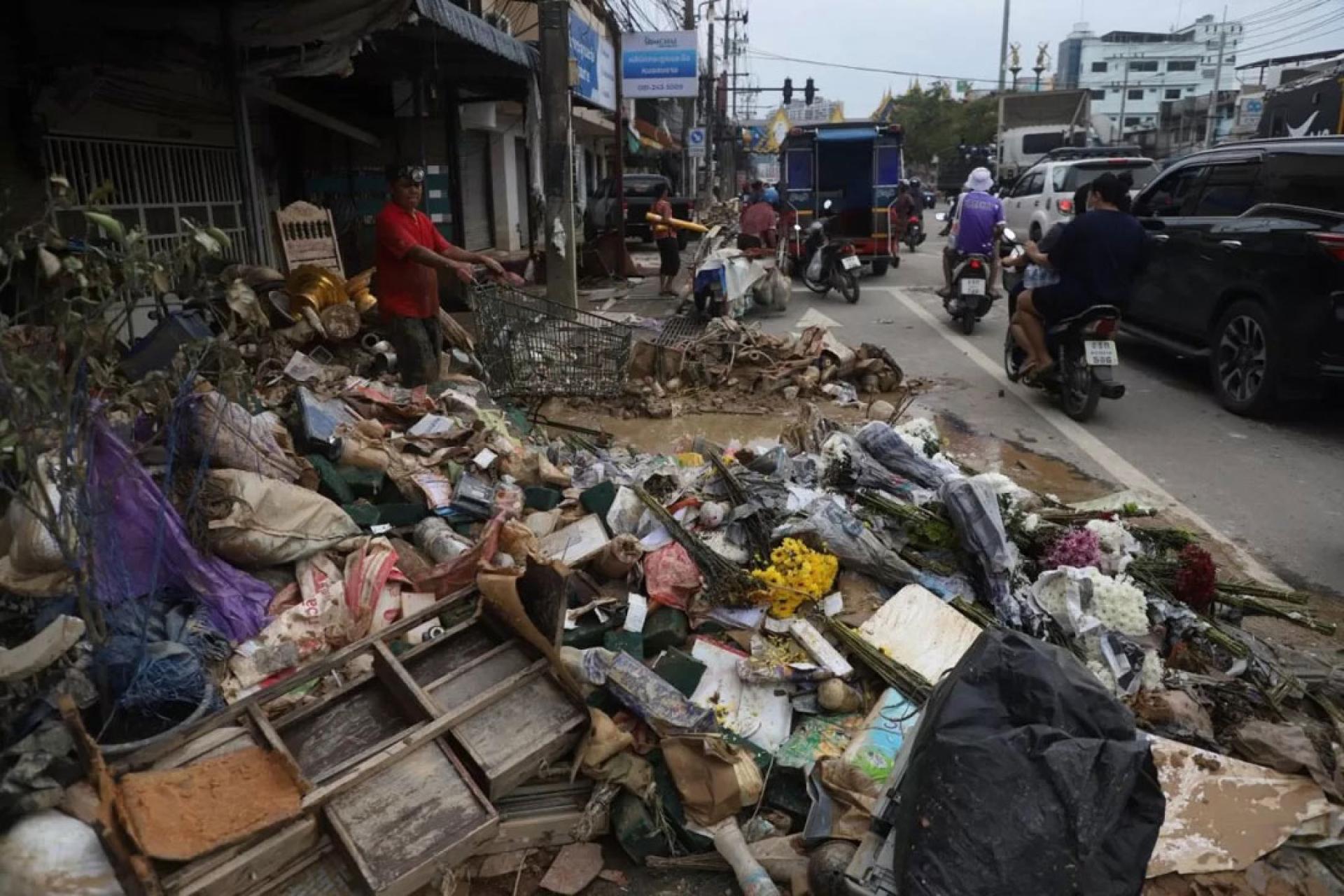 合艾灾后的街道有待清理。（图：曼谷邮报）