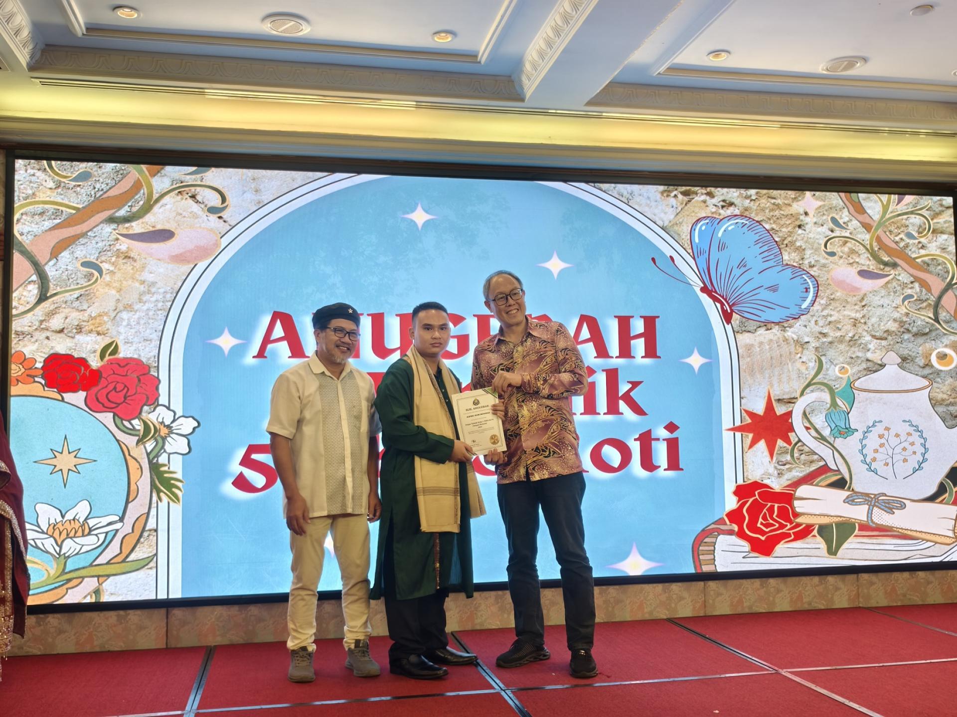 甲必丹梁振林（右）颁发证书给优秀生。左为校长彼得。