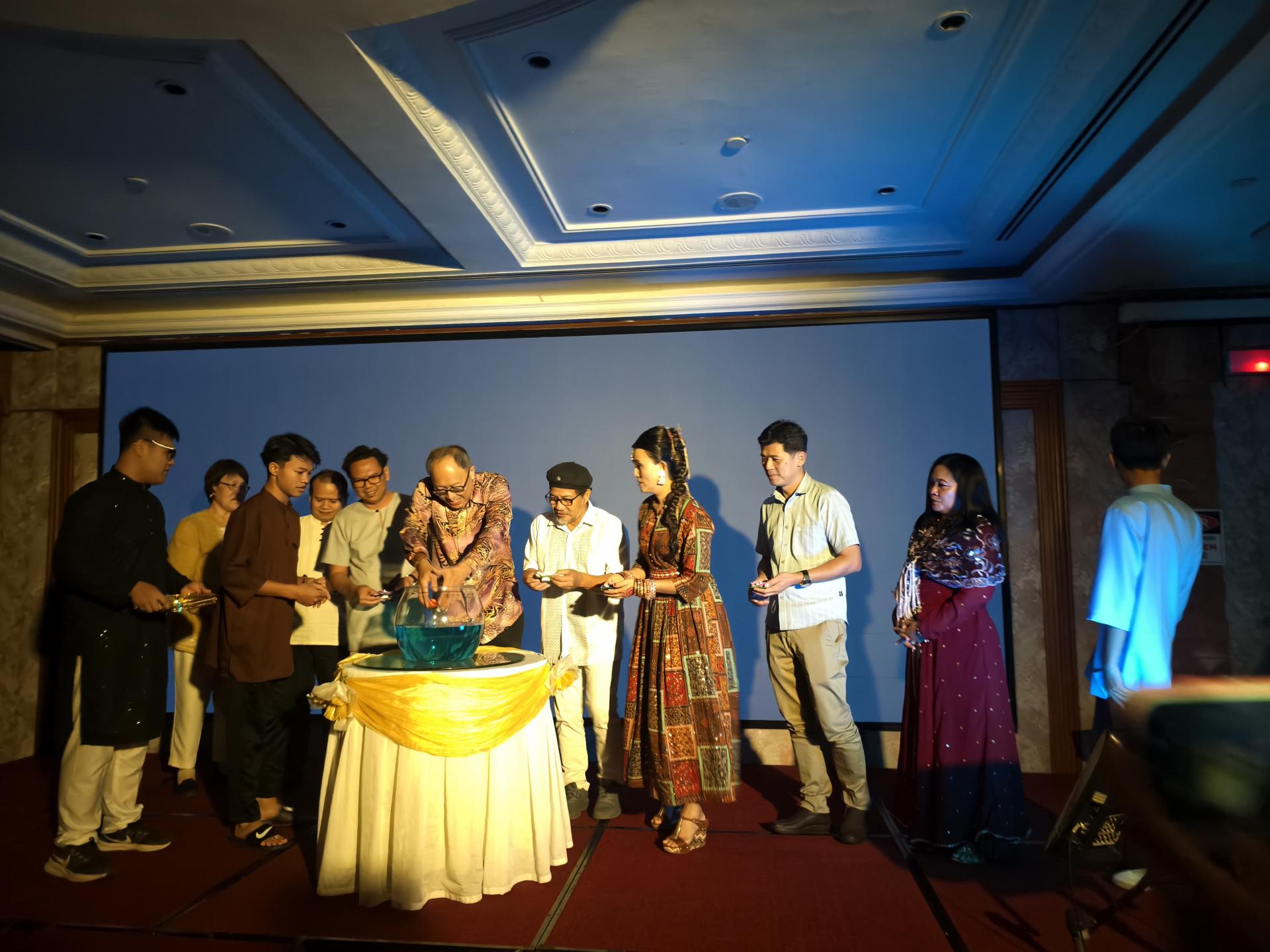 主宾拿督陈超耀的代表甲必丹梁振林为2025年美里圣约瑟中学特殊教育融合班感恩晚宴主持开幕仪式。