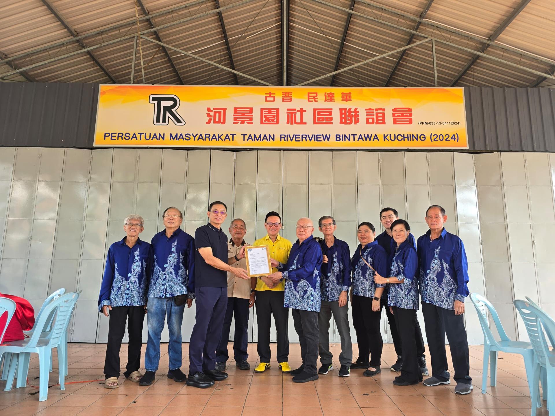 旺砂有限公司董事经理方文瑞（左3）将会堂象征性移交给河景园社区联谊会主席吴亚声。左四起为河景园社区领袖甲必丹钟忠、法律顾问符祥威及联谊会理事会员。