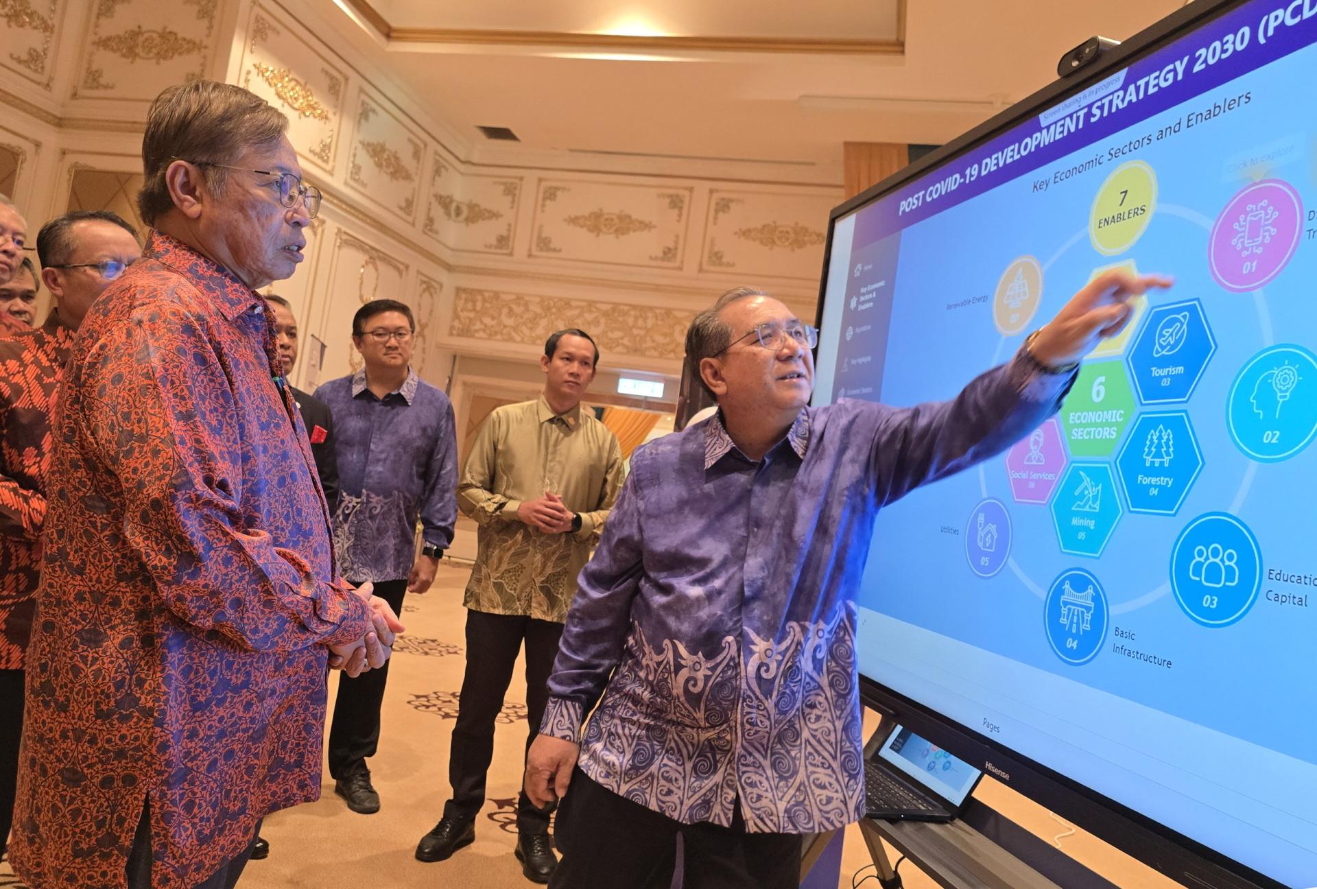 总理阿邦佐哈里（左）透过视频聆听2030冠后疫情发展中的其中一个要点。