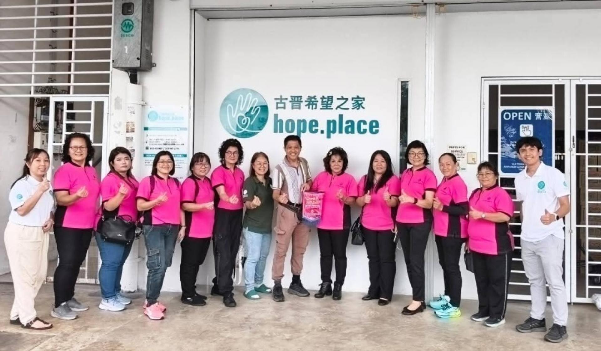 甲必丹陈彩萍（右6）及理事拜访古晋希望之家并赠送锦給創辦人阮冠瑋（右7）時影。