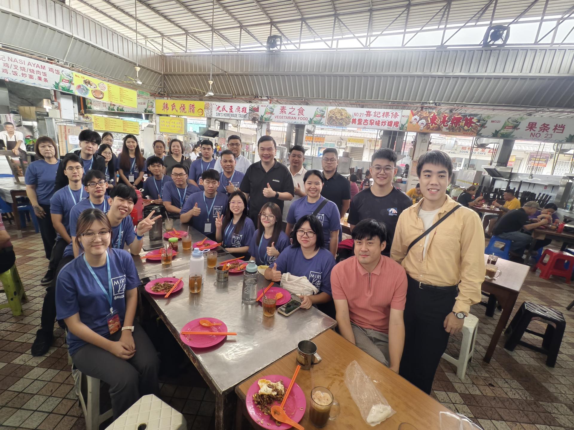 美里国会员服务中心举办“探索美里老街”导览活动约30名青年参与。图为美里国会议员赵俊文参与活动，一行人一早在中央巴刹集合，并品尝地道美食合影。
