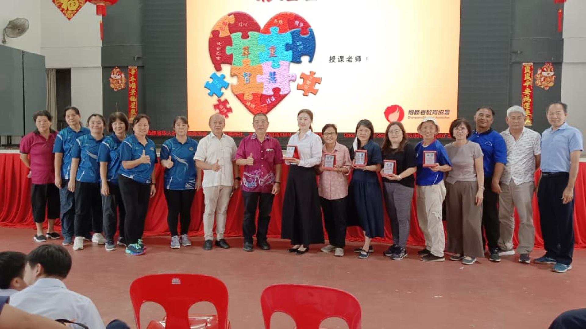 “真爱守门员”课程 。左7起为：颂恩堂领袖本固鲁李开喜、西连中公校长钟平平、MY CENTRE导师蓝伟杉。