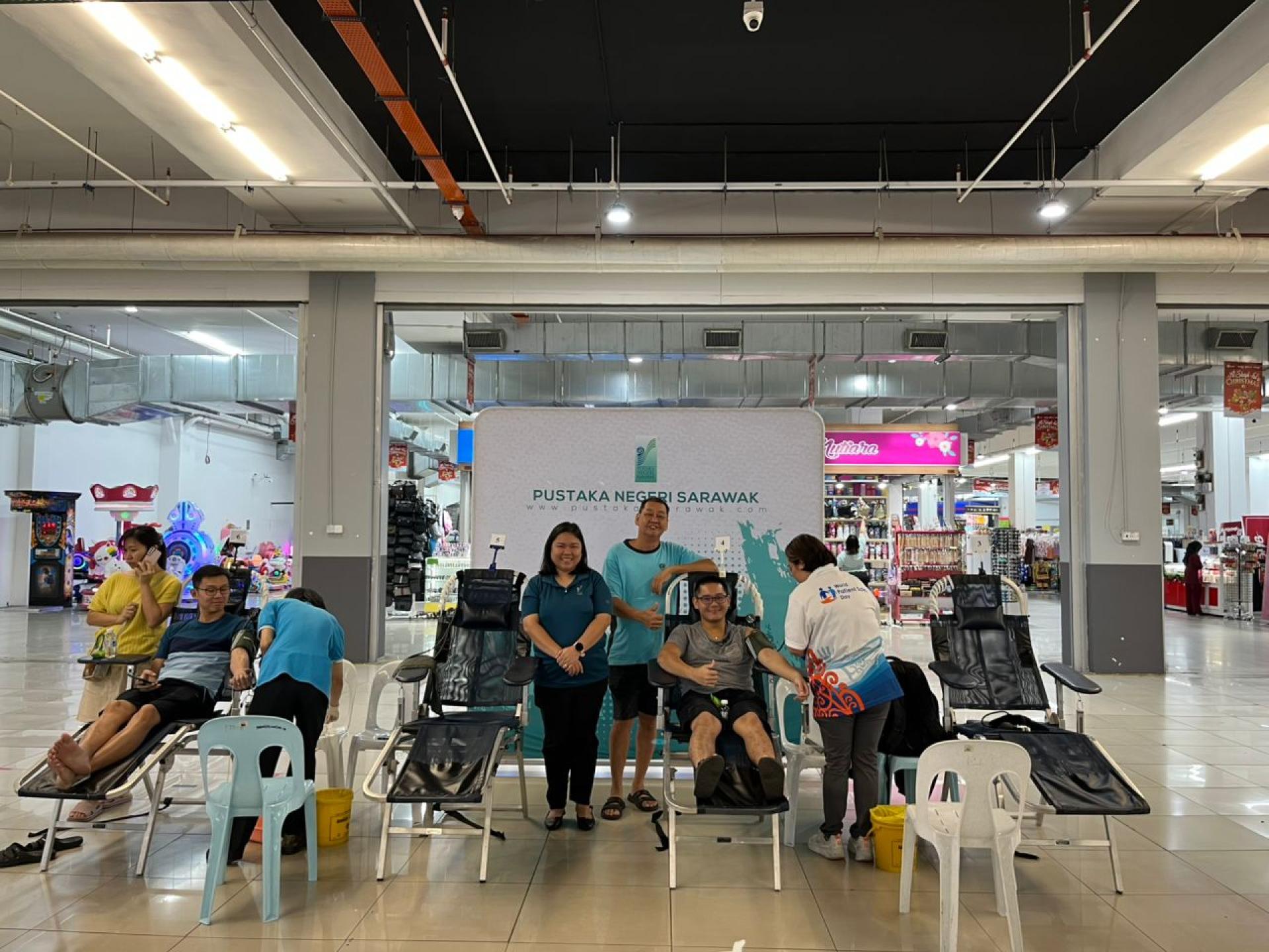 捐血者与主办单位在现场合影留念。中为美里电子图书馆企业管理组官员雪莉。