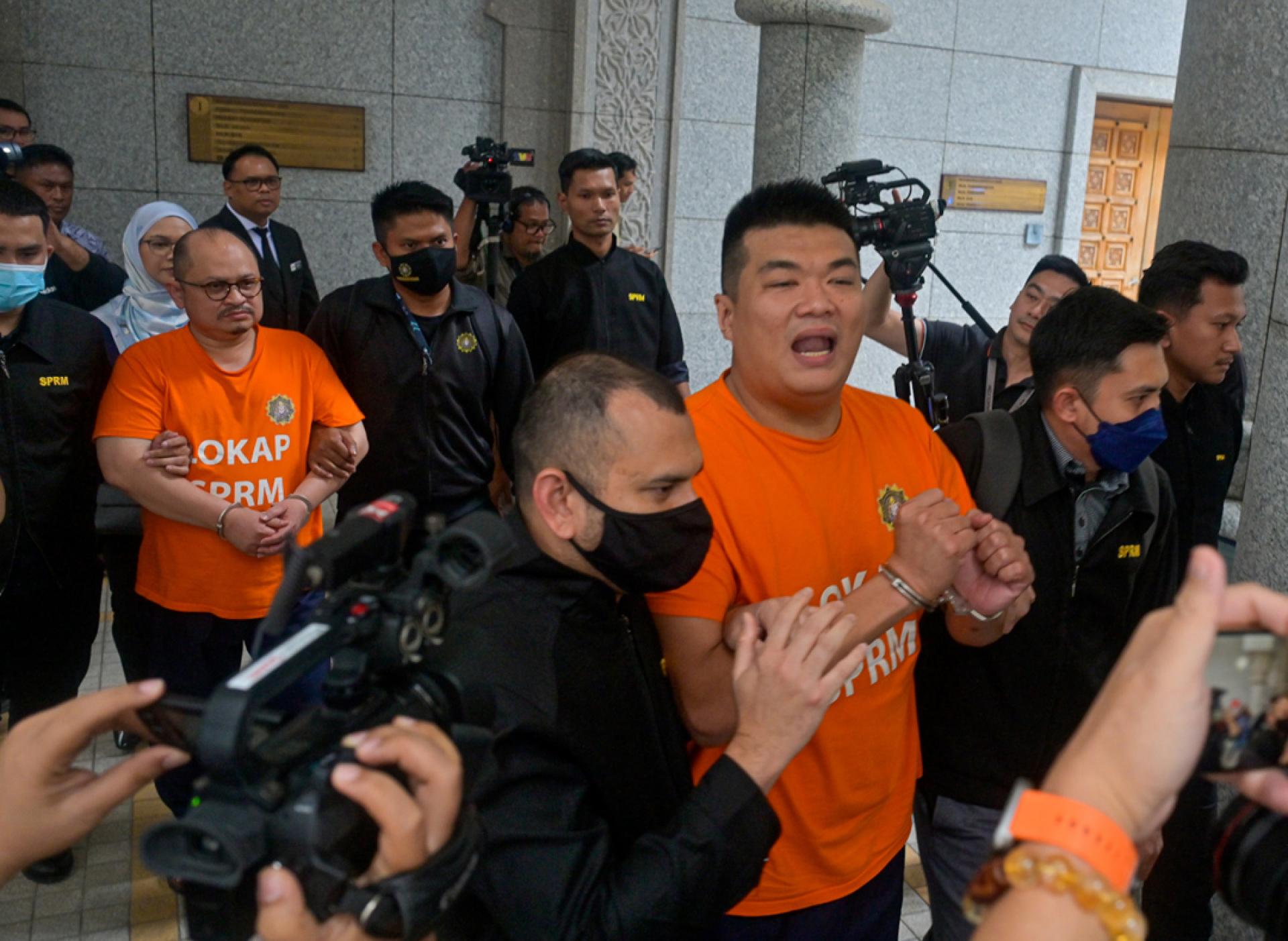 三苏依斯干达（次排左2）和刁健城（前排左2），即日起被反贪污委员会延扣6天，协助调查一宗贪污案。