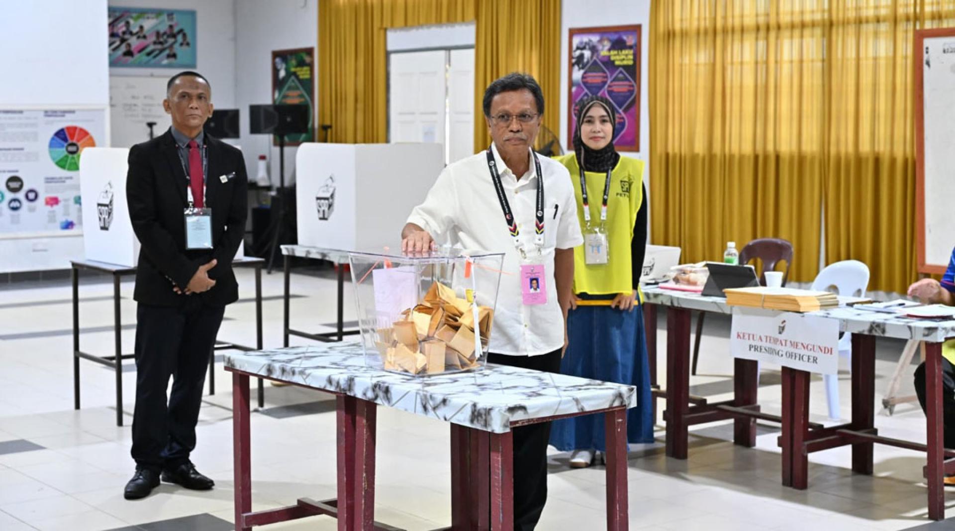 沙菲益在仙本那布布国小投票中心，投下手中一票