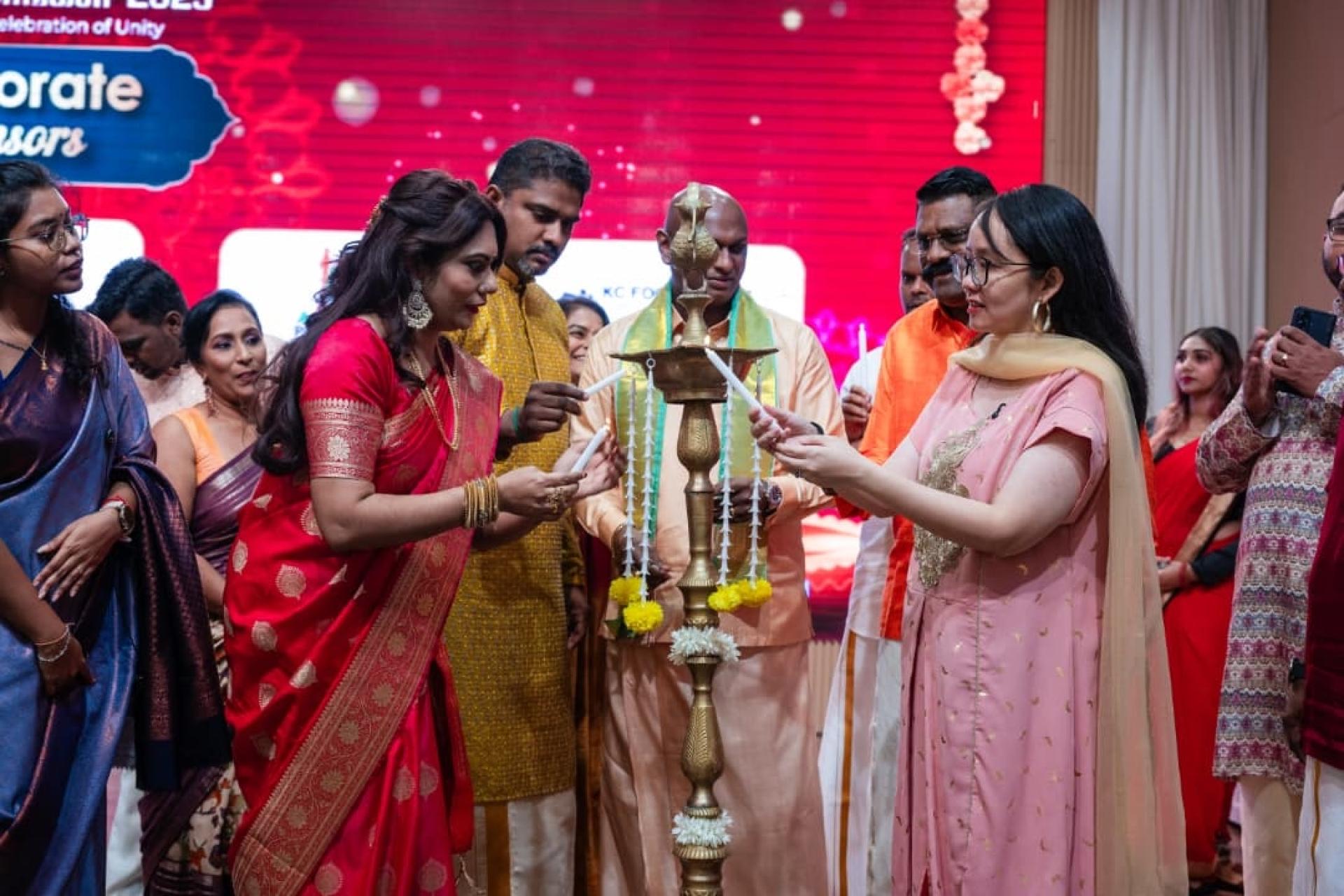 黄美诗（右1）在商会理事同仁的陪同下，一起电燃象征带来光明信念的长油灯Kuthu Vilakku ，左2为尼瓦斯拉加文。