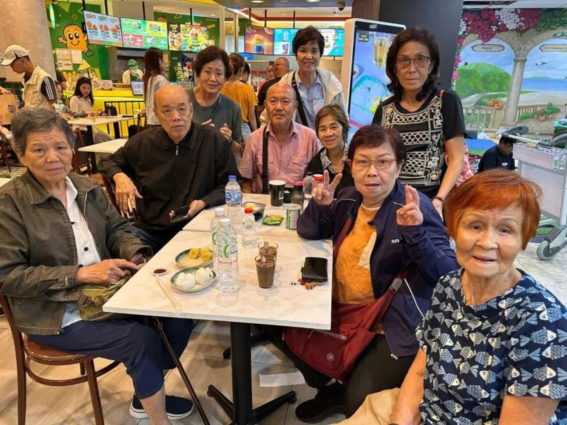 卓庭成（左2起）同妻子陈素华和亲戚组成自驾游团队。 （8视界新闻网）