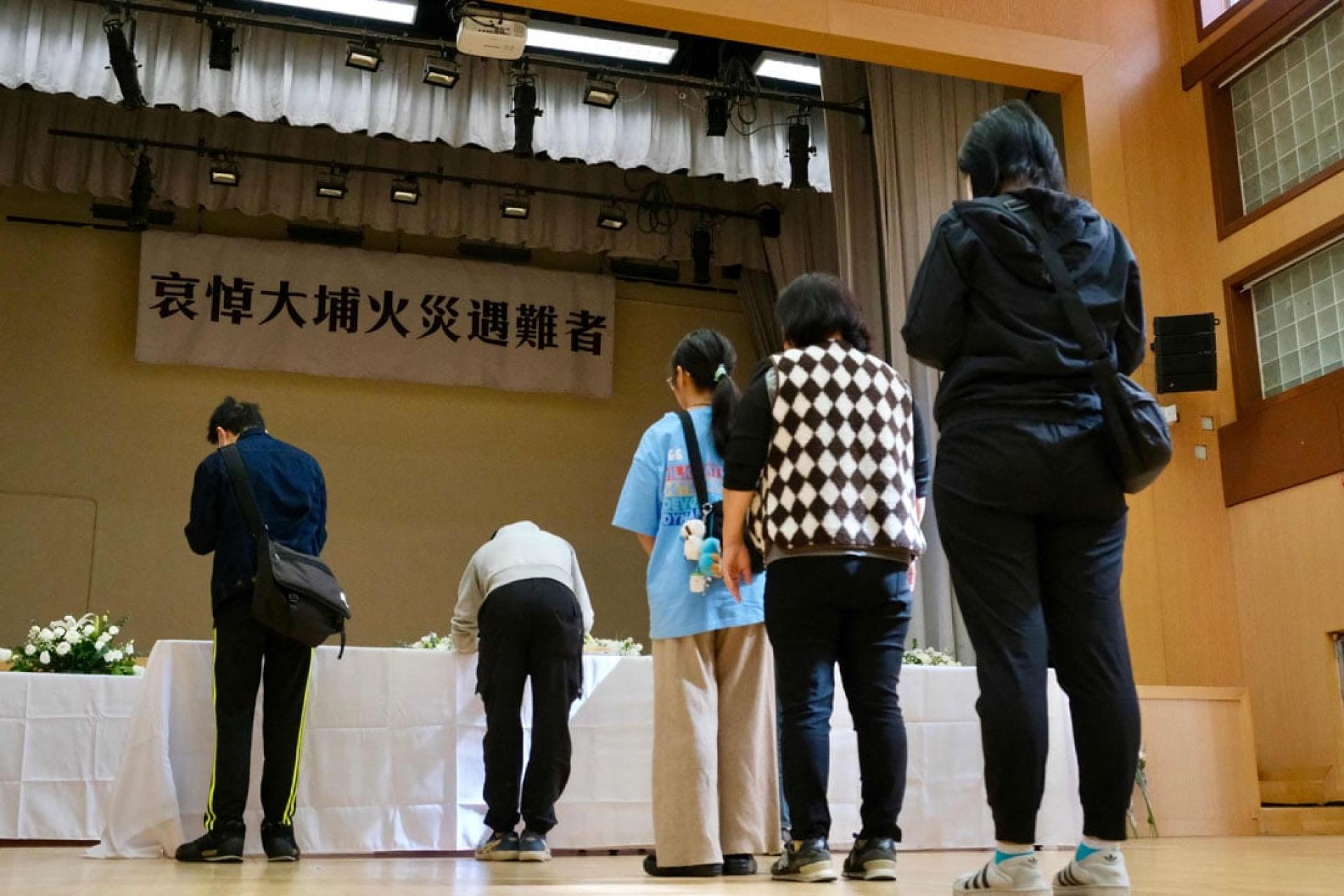 距离宏福苑约两公里处，民众29日排队悼念大火遇难者。