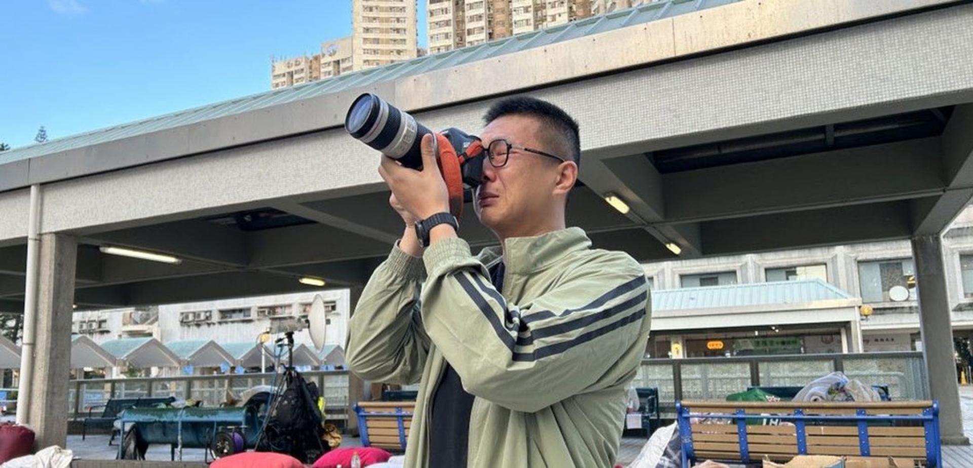 陆先生借用记者长镜遥望被烧毁的家园，不禁凄然下泪。（图：星岛日报）