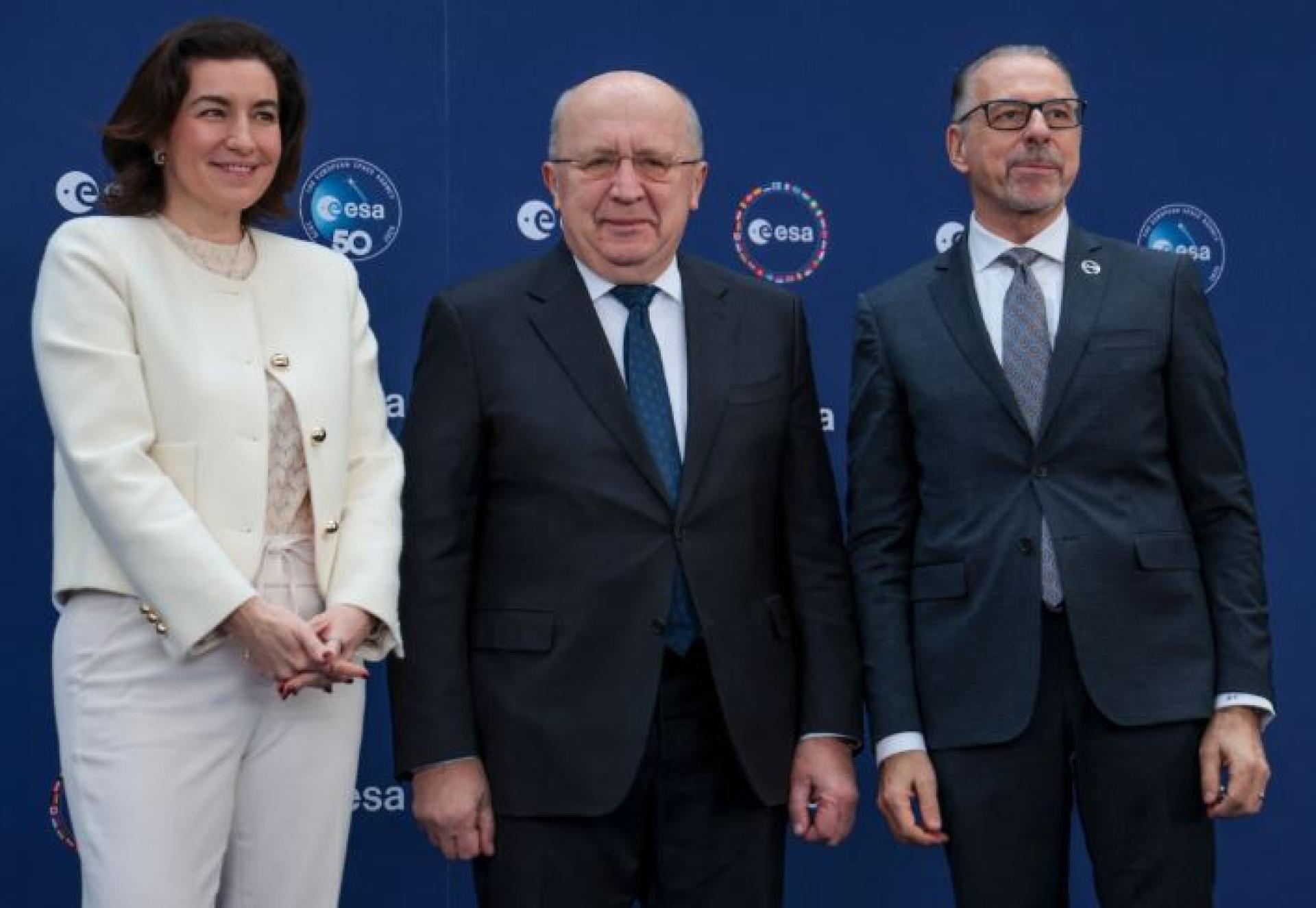 在德国北部不来梅会议中心26日举行的欧洲太空总署部长级会议期间，（从左至右）德国研究、技术和航空航天部长贝尔、欧盟国防和航天专员库比利厄斯和欧洲太空总署署长阿施巴赫在会议中心为媒体合影。