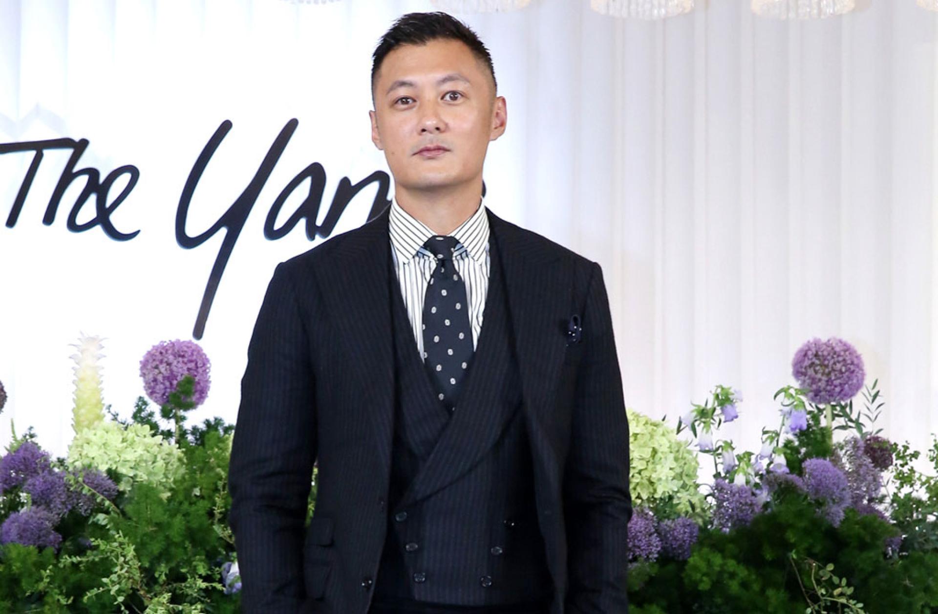 余文乐27日发骑摩托照片，遭批评后删文。