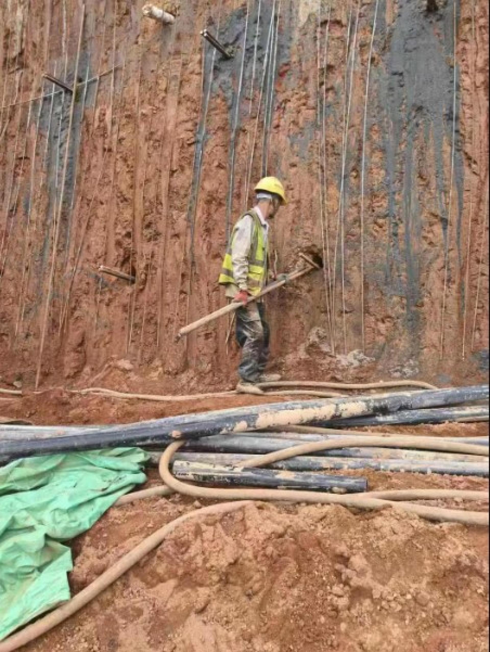 据经济参考报消息，福建省三明市永安抽水蓄能电站在建的下水库工程，被指在大坝施工中存在严重偷工减料问题。