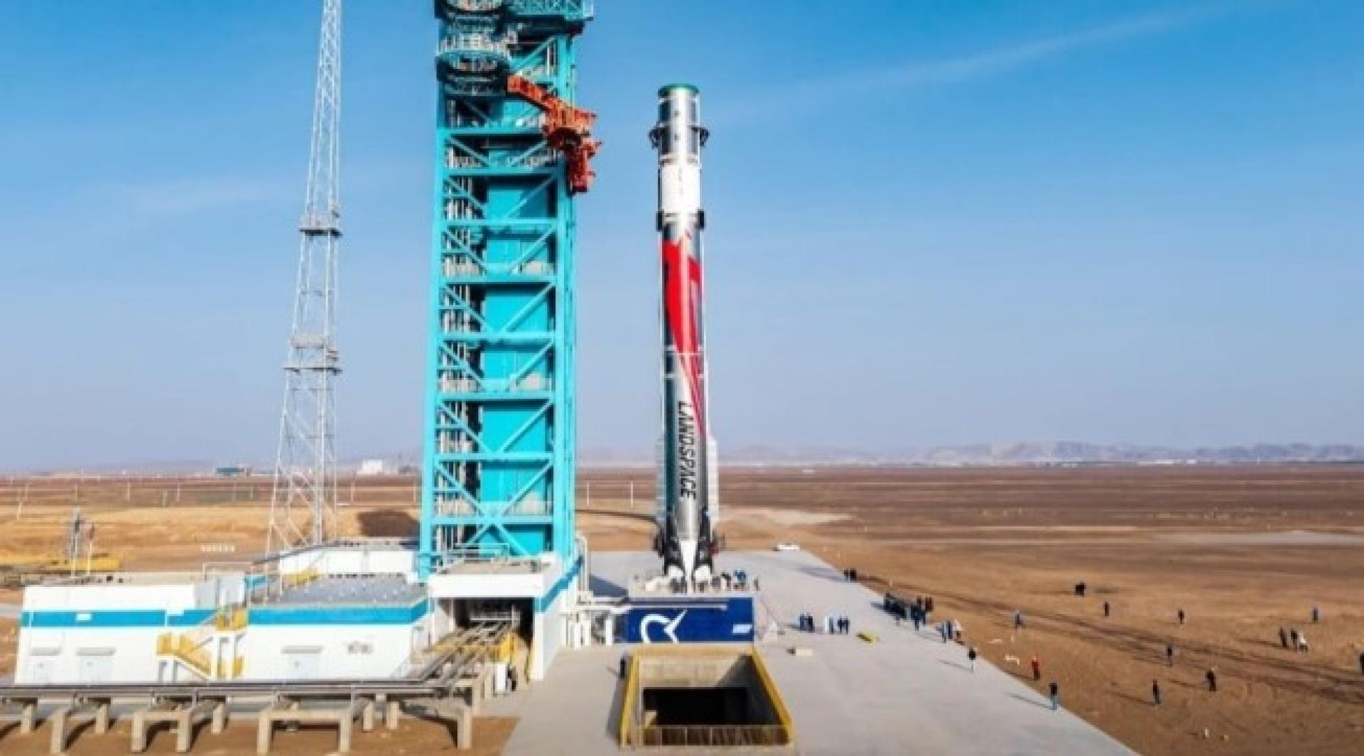 据《科创板日报》报道，中国民营航天公司蓝箭航天研制的“朱雀三号”火箭已处于最后准备状态，原定星期六（11月29日）首飞，因不可抗力，发射任务临时暂缓。