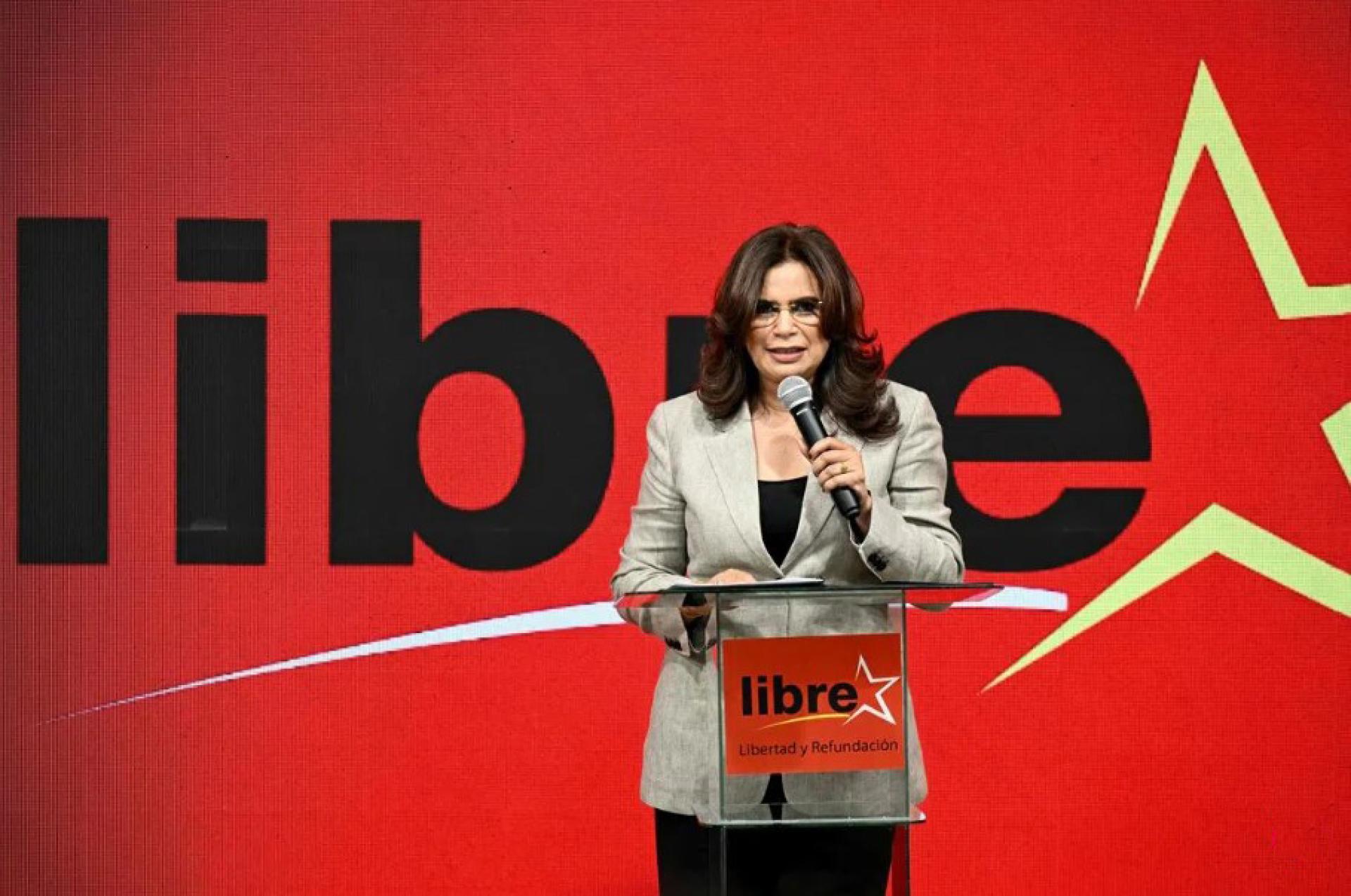 自由党候选人蒙卡达（Rixi Moncada）星期六（11月29日）在记者会上说，美国总统特朗普表明支持右翼候选阿斯富拉，又宣布将赦免前总统埃尔南德斯，显然干涉洪都拉斯的政局。