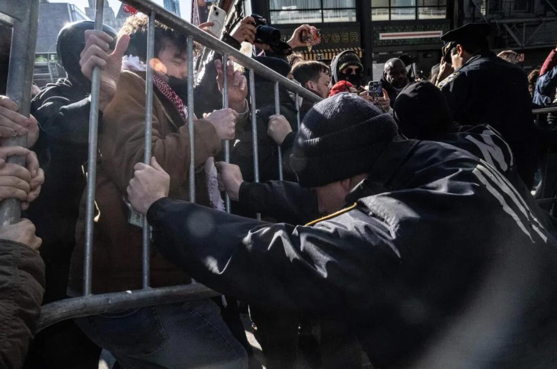 多名抗议者星期六（11月29日）与美国纽约警察对峙，抗议当局的移民执法行动。