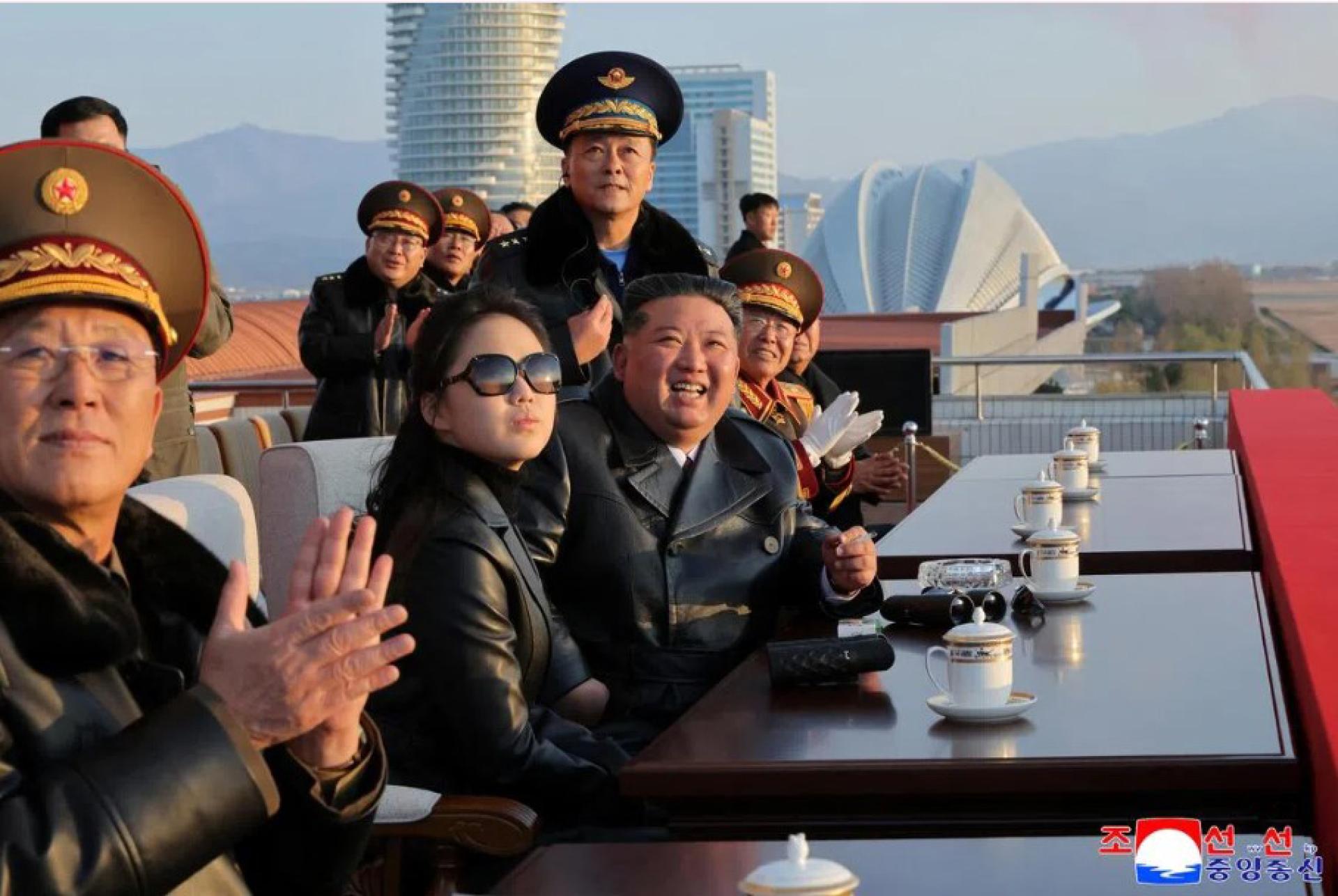 11月28日，朝鲜领导人金正恩（左3）及女儿金珠爱（左二）在朝鲜元山葛麻机场，观看空军成立80周年庆典飞行表演。