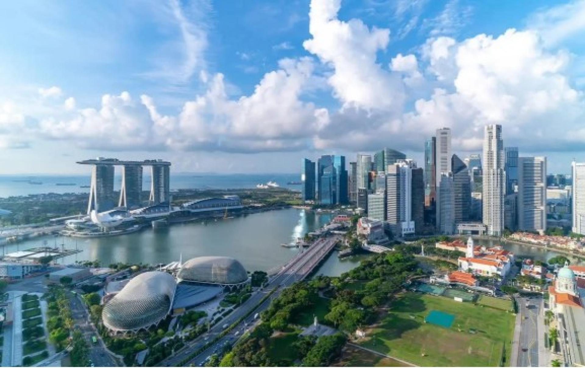 被拒绝登机但仍希望前往新加坡的旅客，将被要求通过移民局的反馈渠道，致函移民局寻求入境许可，然后才能安排新的航班飞来新加坡。图为新加坡市中心风貌。