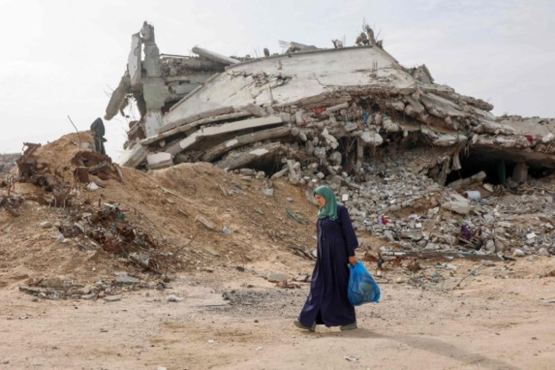 加沙城南部社区的建筑物毁于战火。