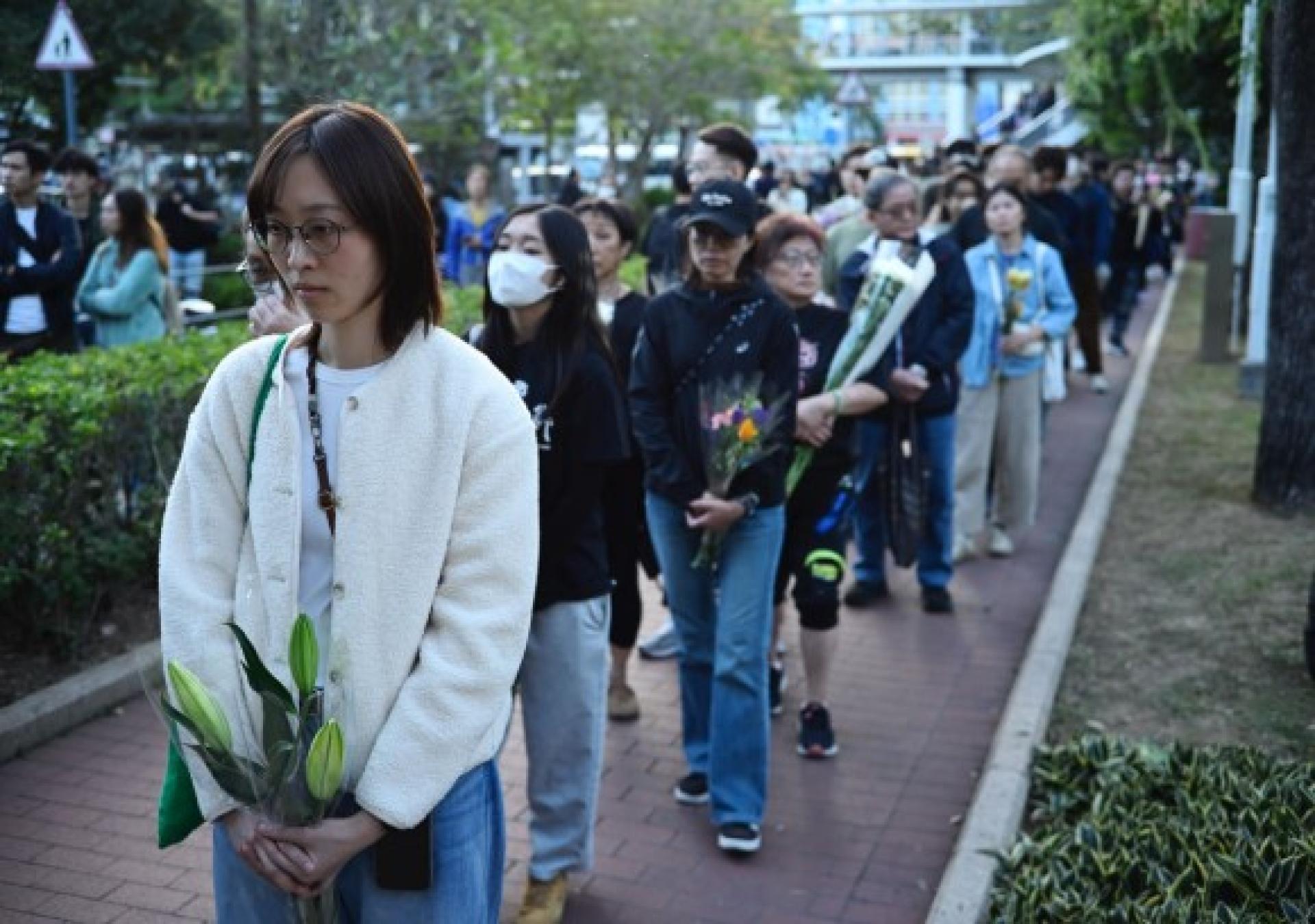 大埔宏福苑附近公园，人们排起长队等待献花。