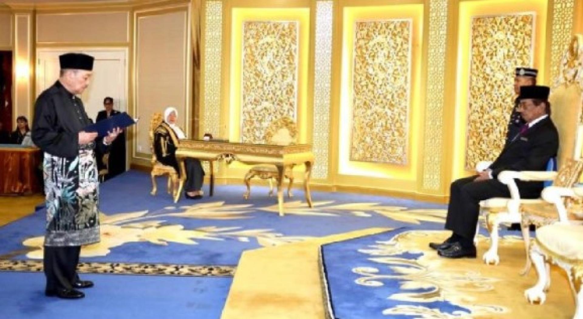 哈芝芝周日凌晨在州元首府，宣誓续任沙巴首席部长。