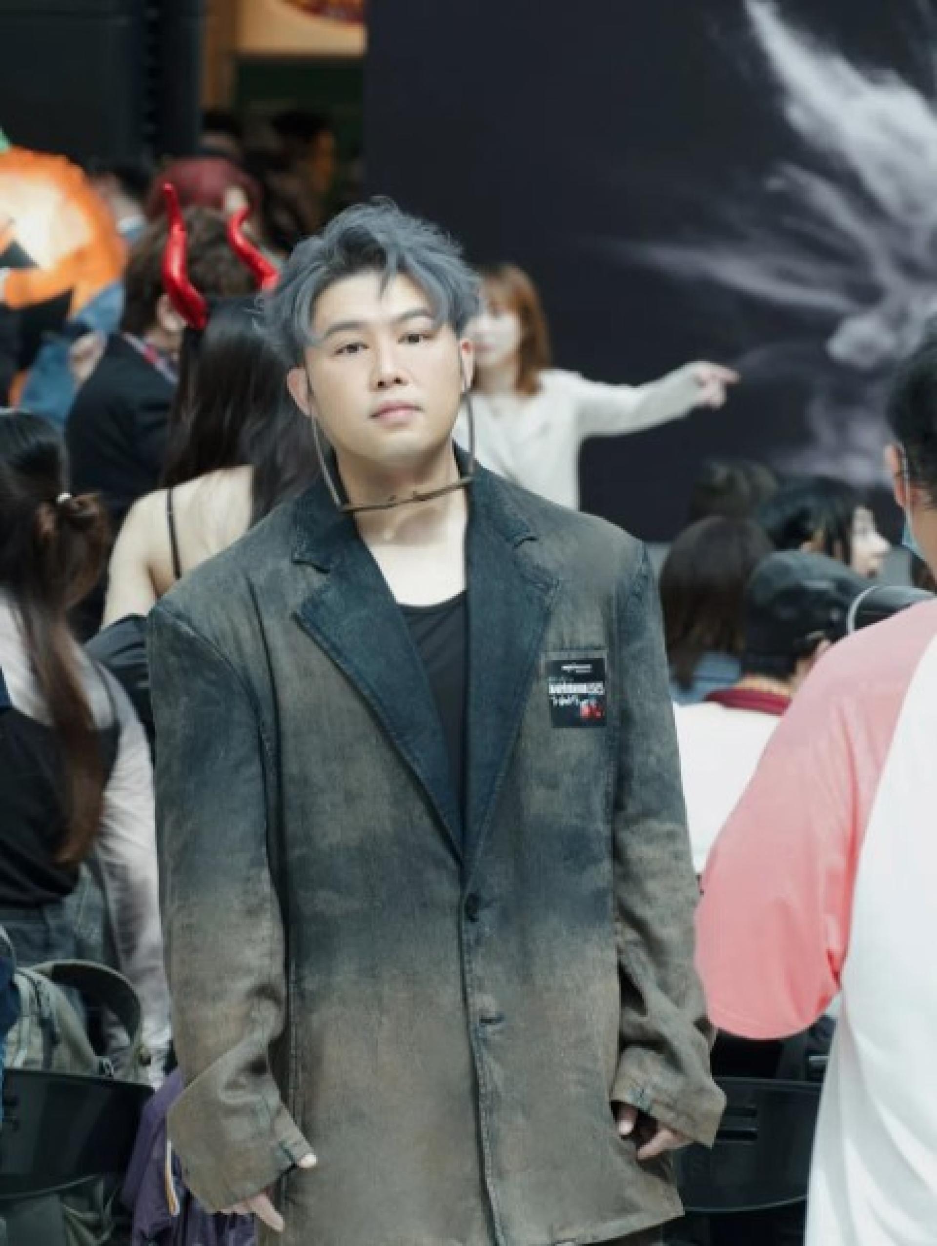 歌手旨呈到大埔物资站做义工。