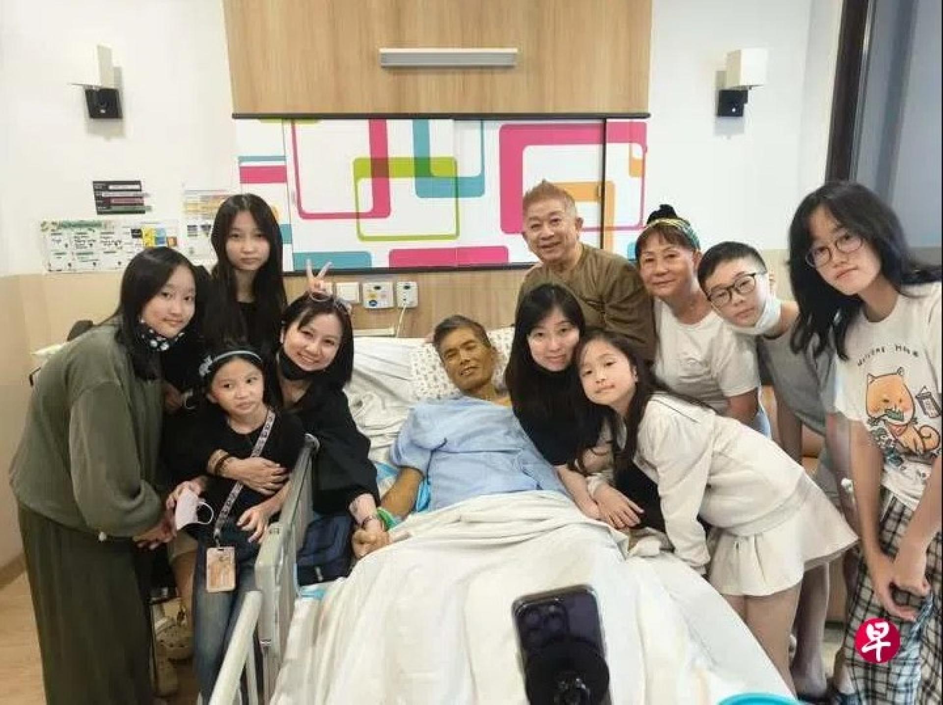 程旭辉（后排右4）和家人到医院探望二女婿（躺病床者）。