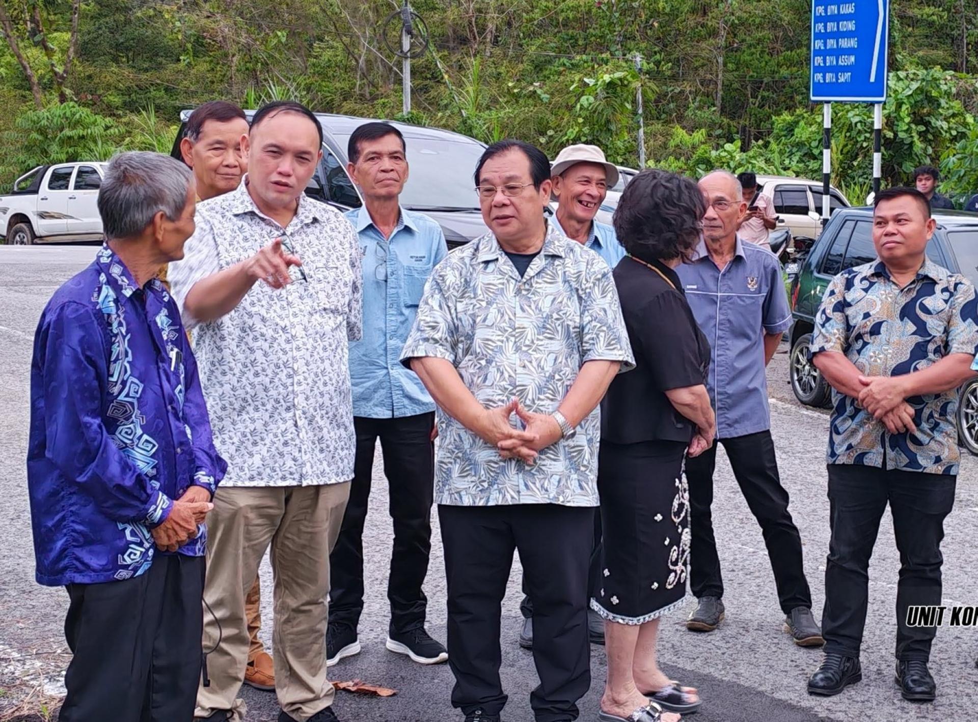 拿督耶里苏修（中）抵达后，与当地社区领袖交流。