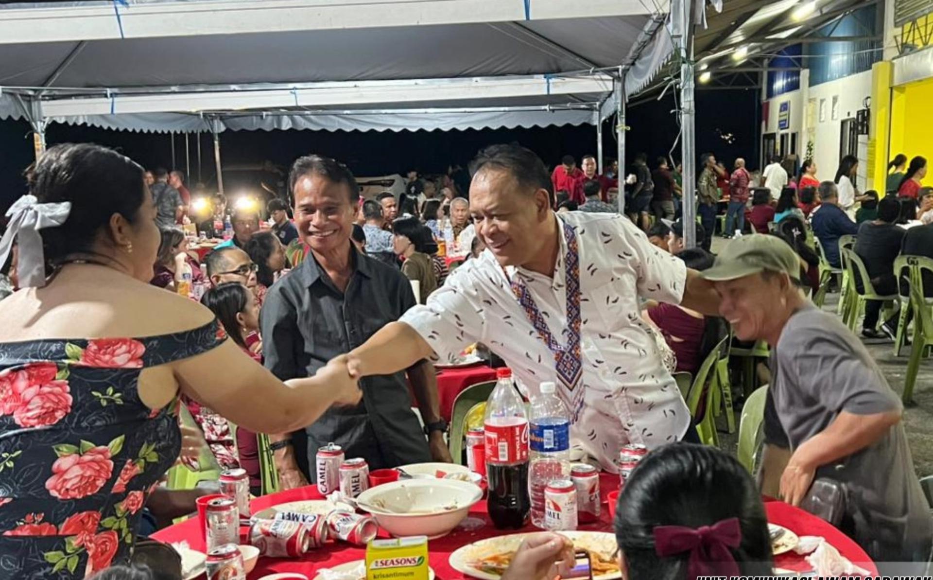 拿督亨利吉纳亲切的与当地居民握手。