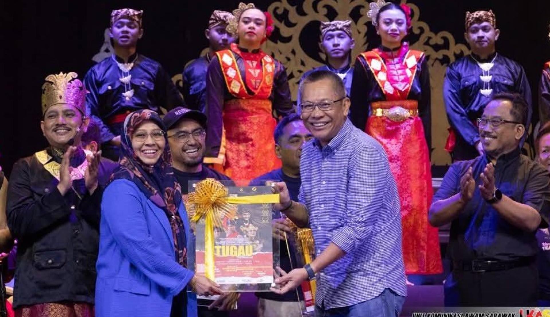 大会代表赠送纪念品给拿督阿都拉赛多一瞥。