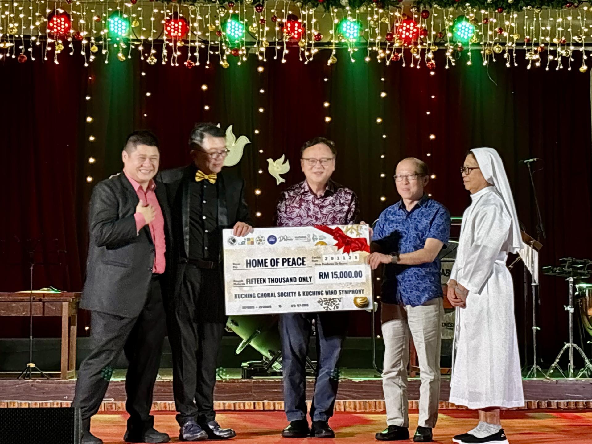 拿督罗克强（中）见证筹款移交仪式。