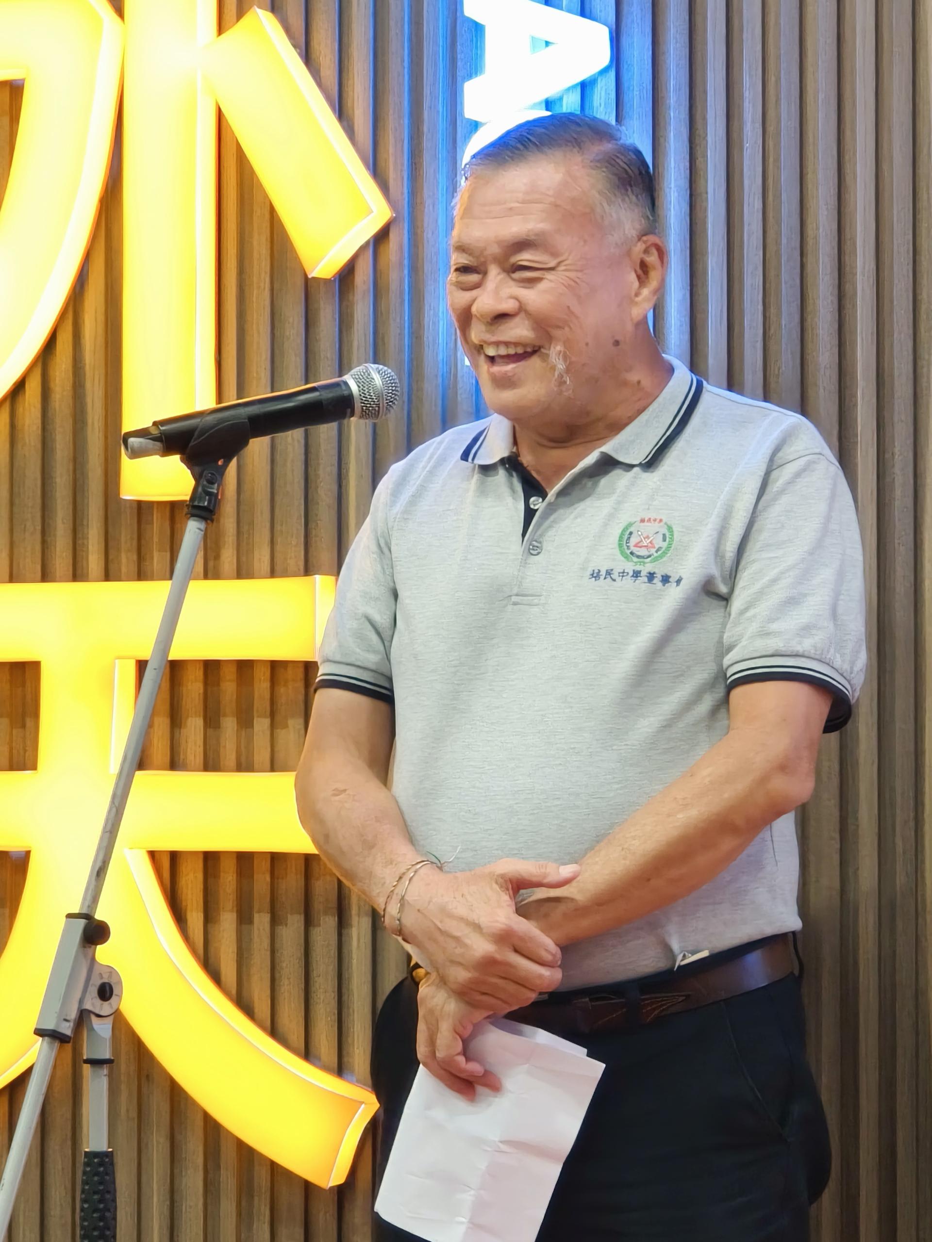 美里培民中学董事长许为隆致词。