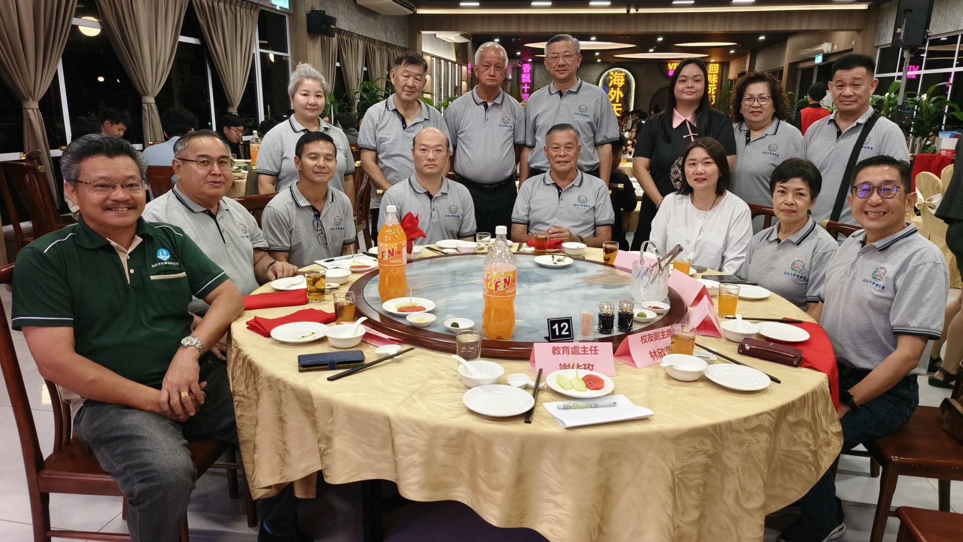 培民中学谢师宴主桌嘉宾合影。前排左起为董事张海强、杨建利、吴启平、拿督贝聿哲、董事长许为隆、校长贝美娇、监学林筱娃及许达伟。