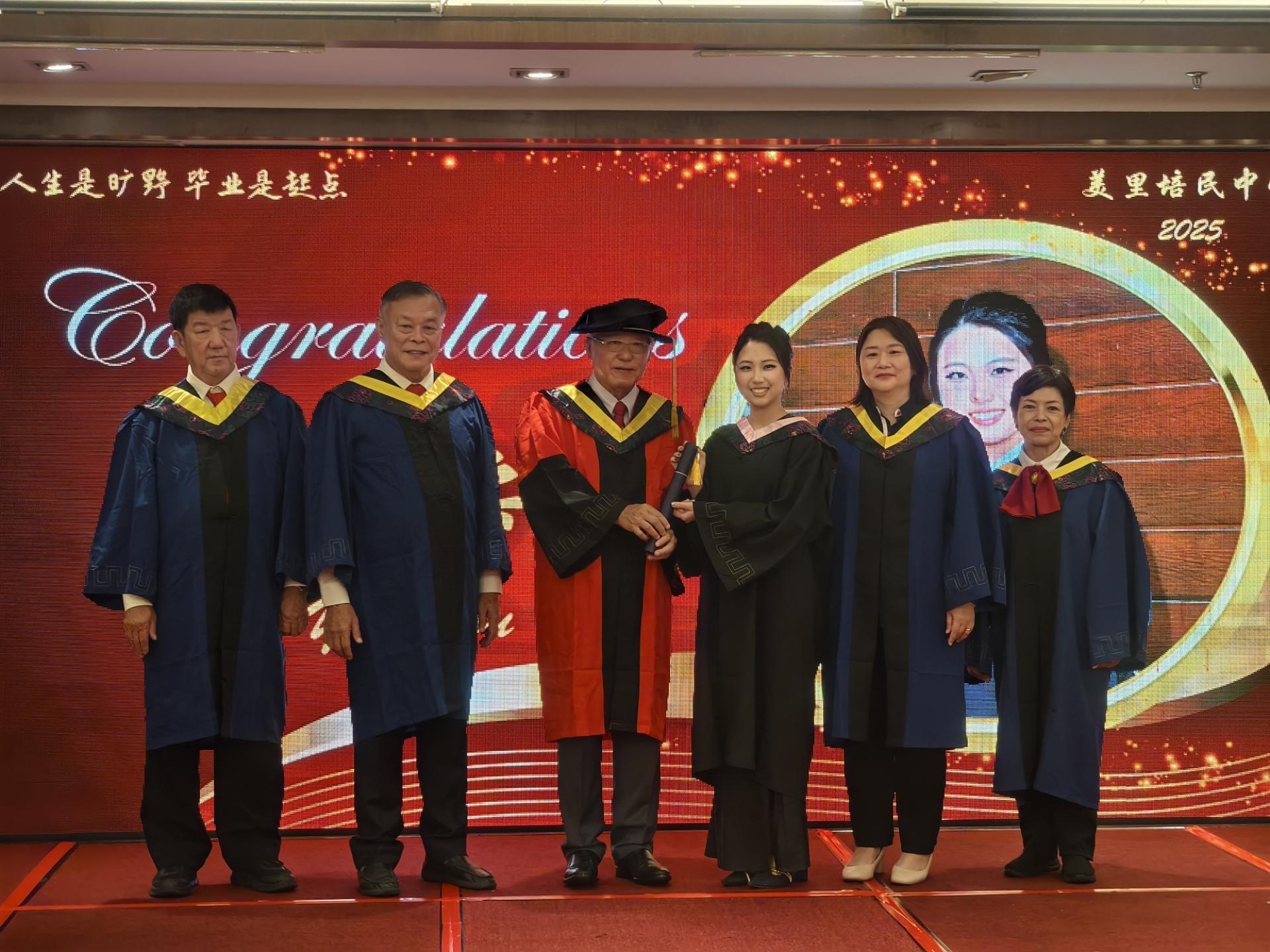 主宾兼美里培民中学名誉董事长拿督林淑强颁发高三生毕业证书。