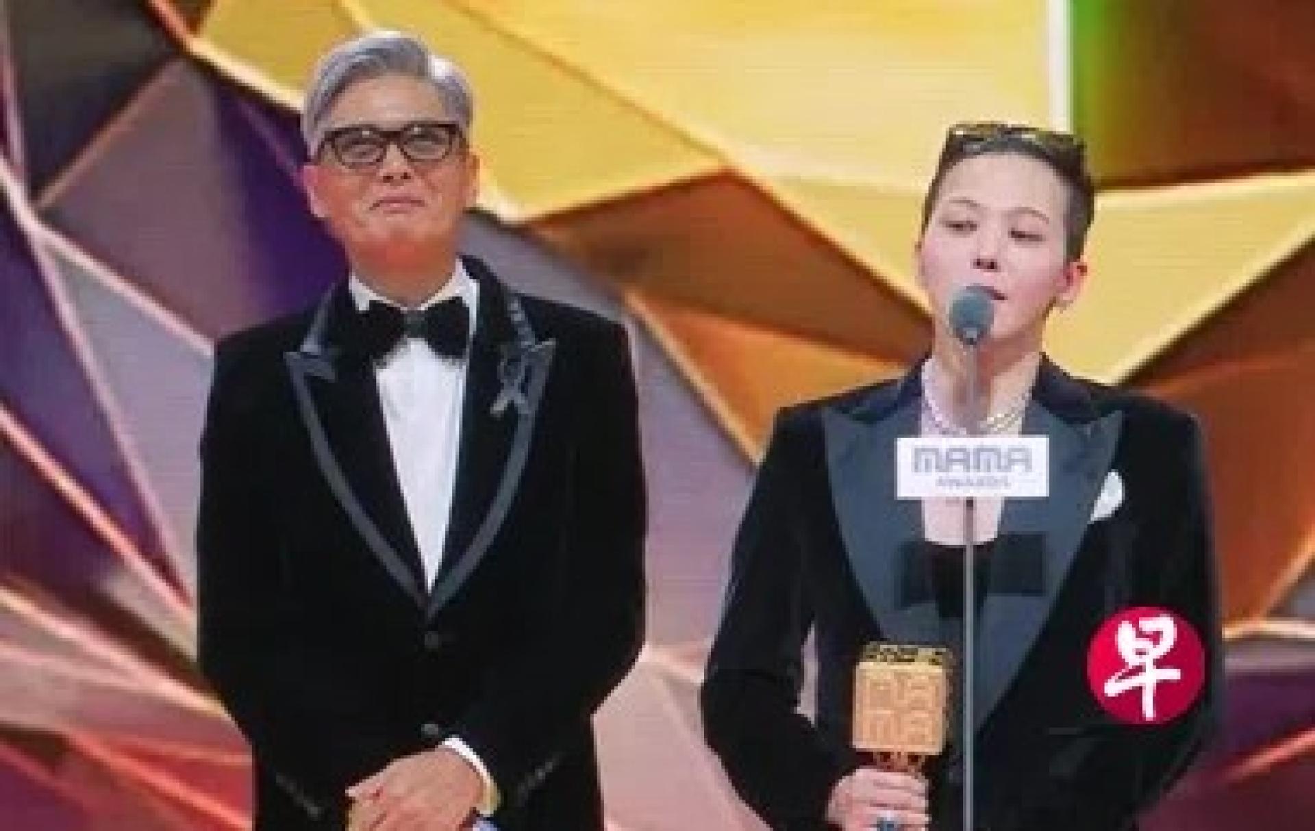 周润发（左）担任颁奖嘉宾，将年度艺人奖颁给GD（右）。