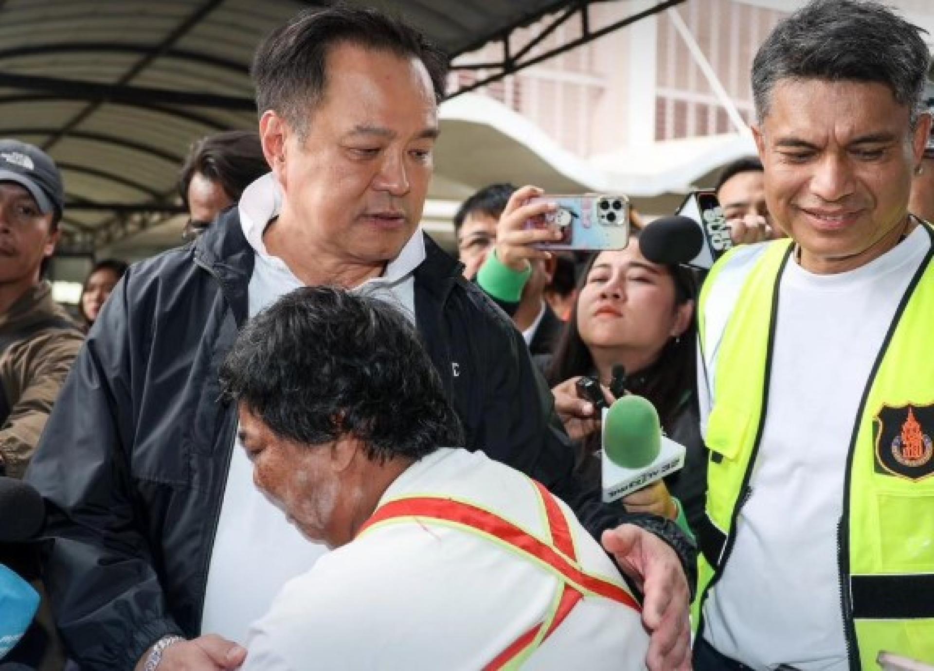 阿努廷到合艾视察灾情。