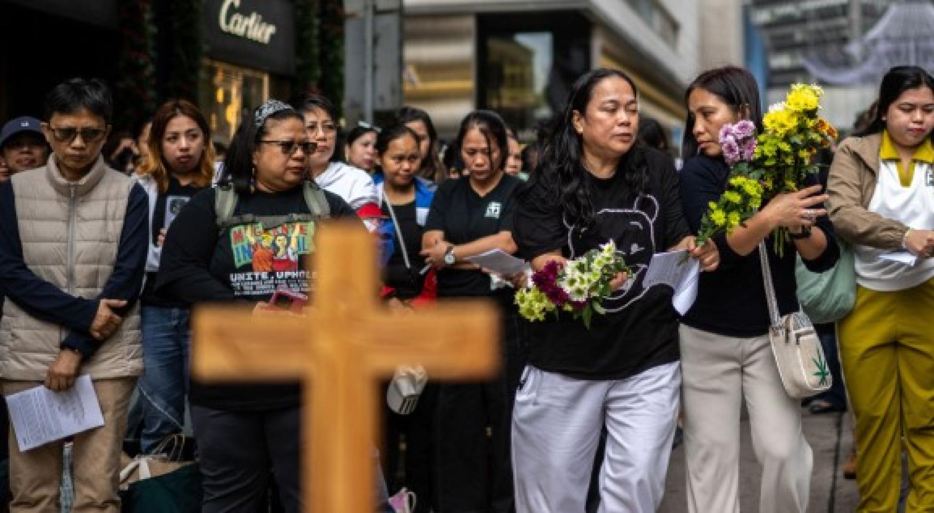 在香港的菲律宾人30日参加为为遇难者举行的社区祈祷仪式。