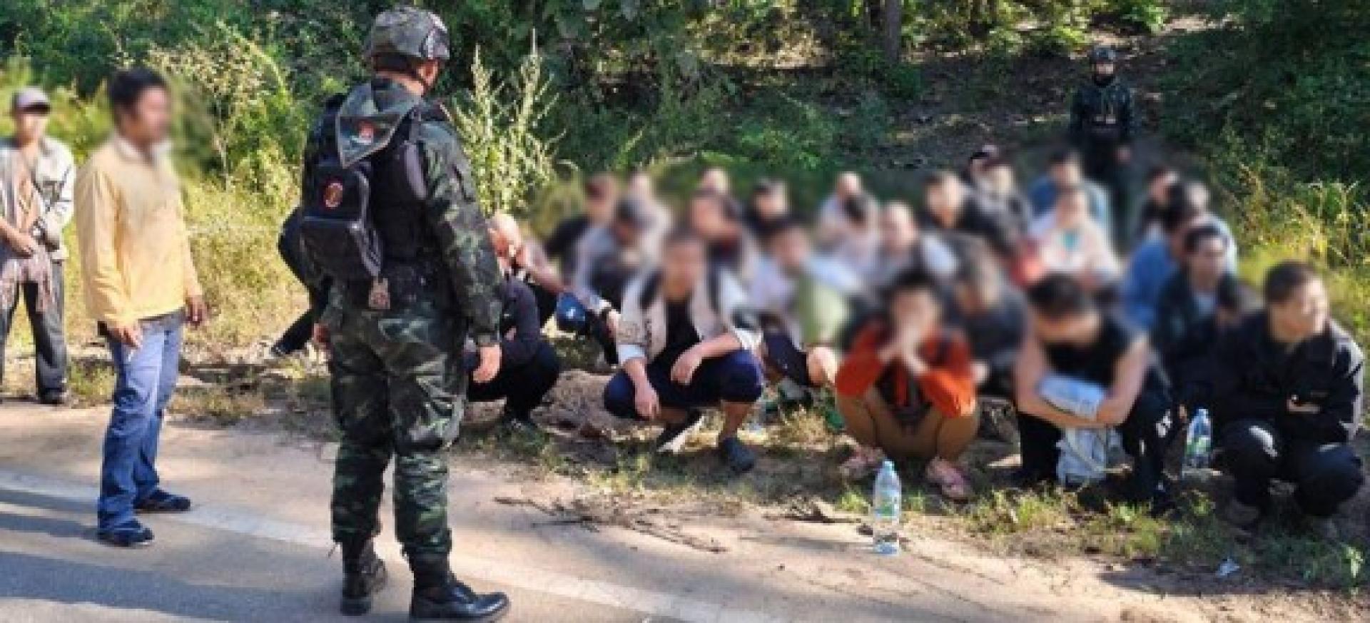 泰军在边界发现一批疑似非法入境者。