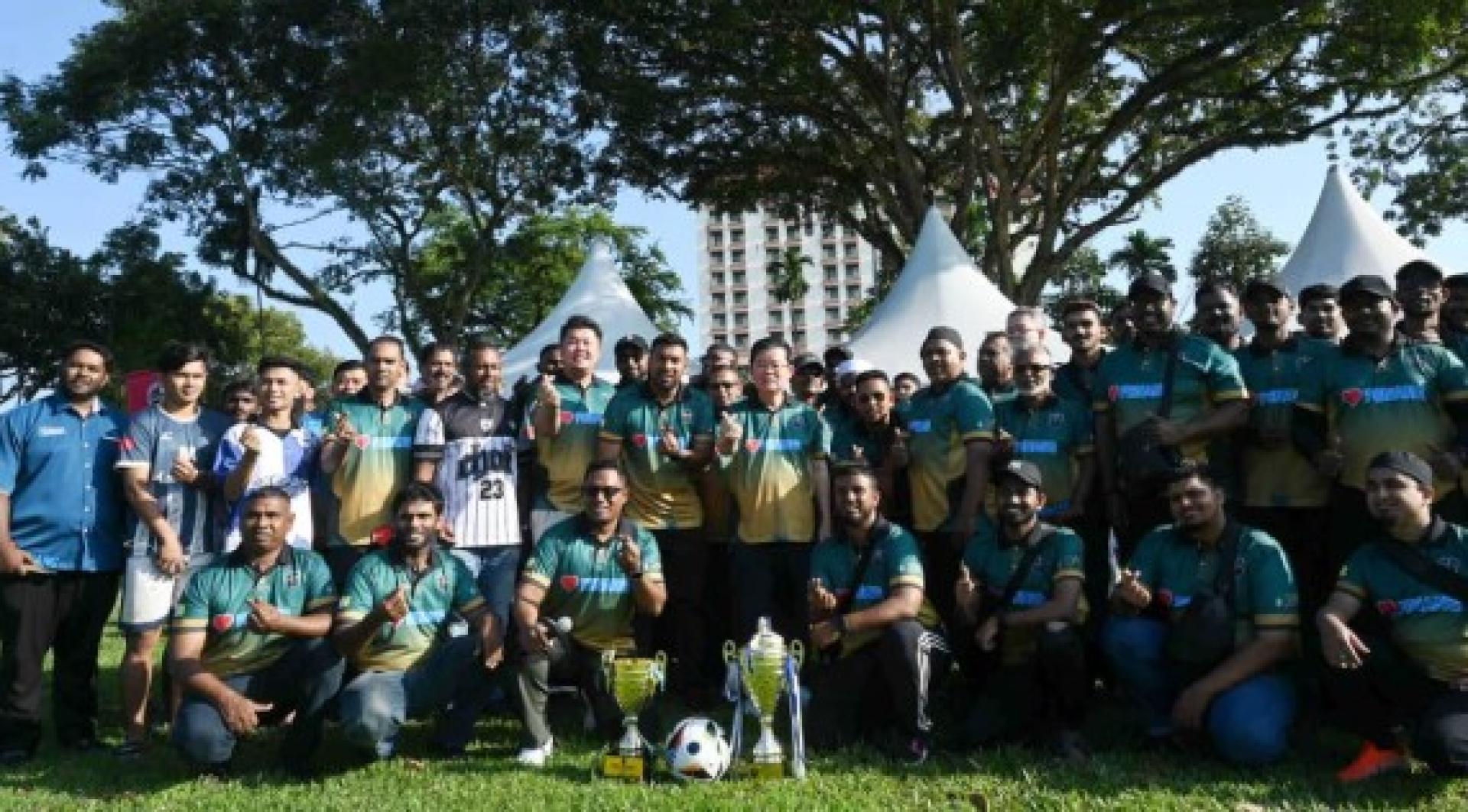 曹观友与参赛队员合影。