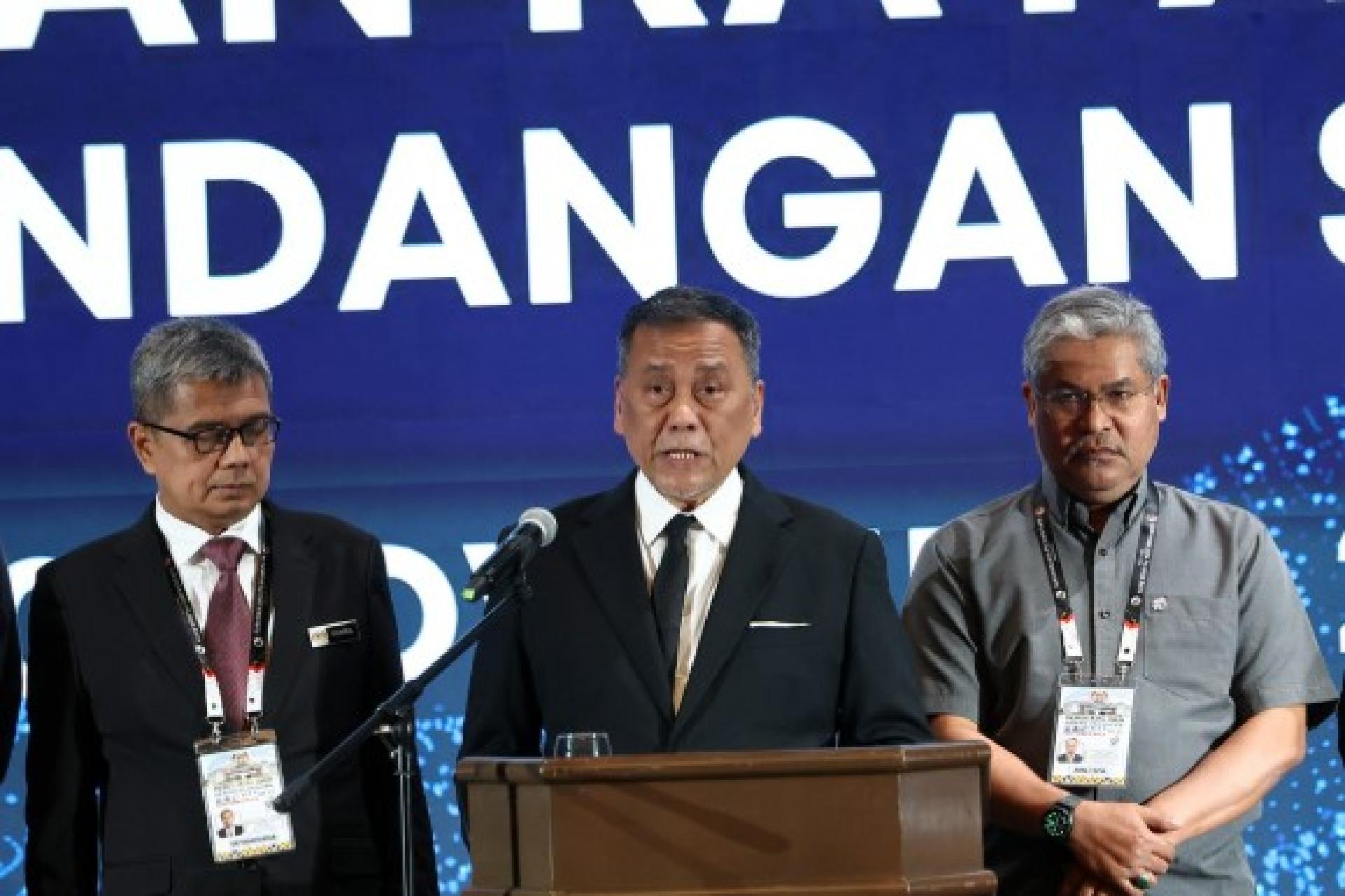 南兰（中）召开记者会，宣布沙巴第17届州选举成绩。