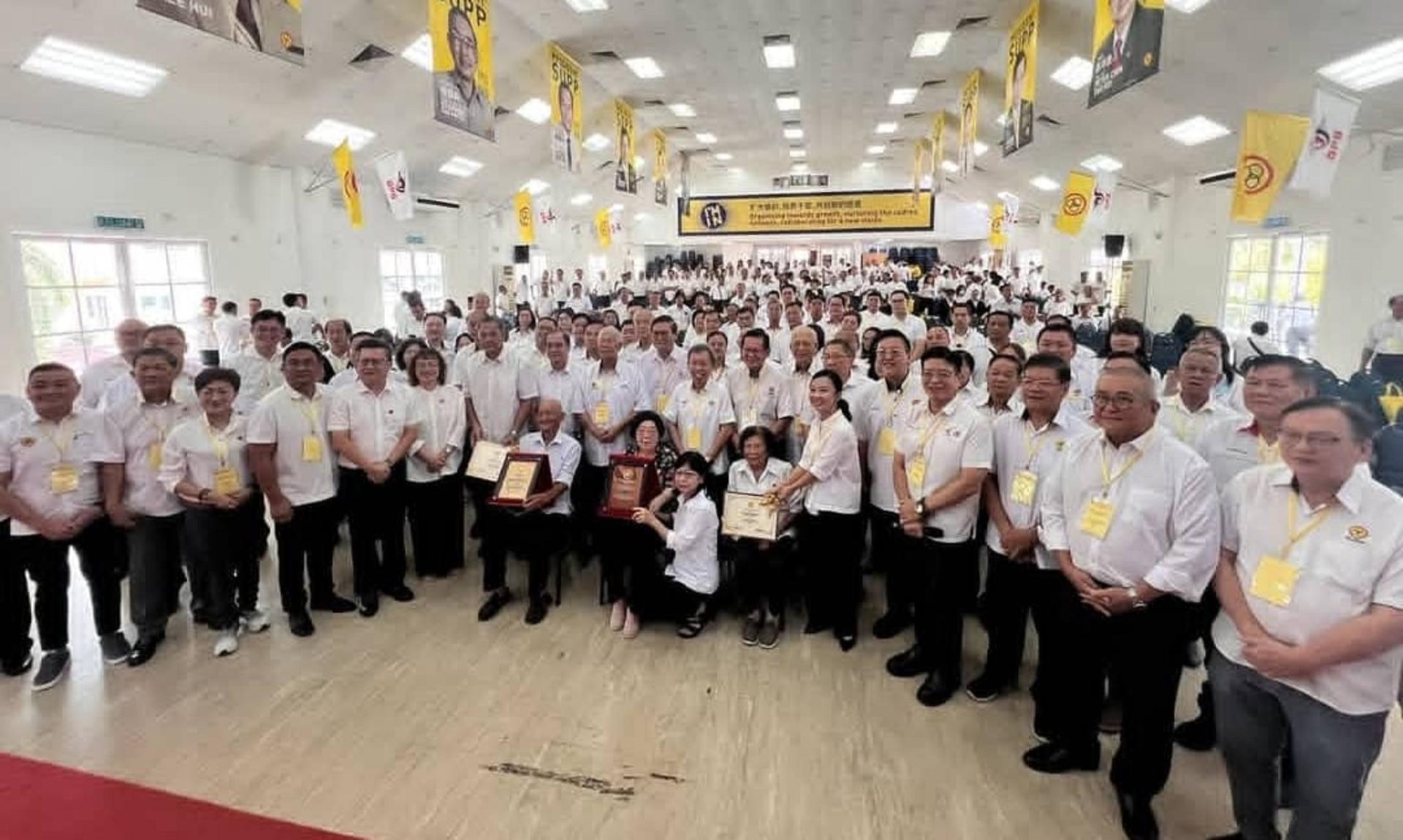 人联党众领袖与获奖的2名资深党员及代表合影。