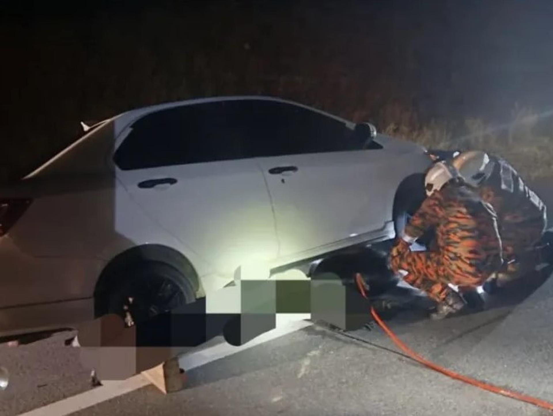 2025年11月30日，消拯员在石隆门甘榜实登干附近事故现场展开救援行动，设法移出被困伤者。