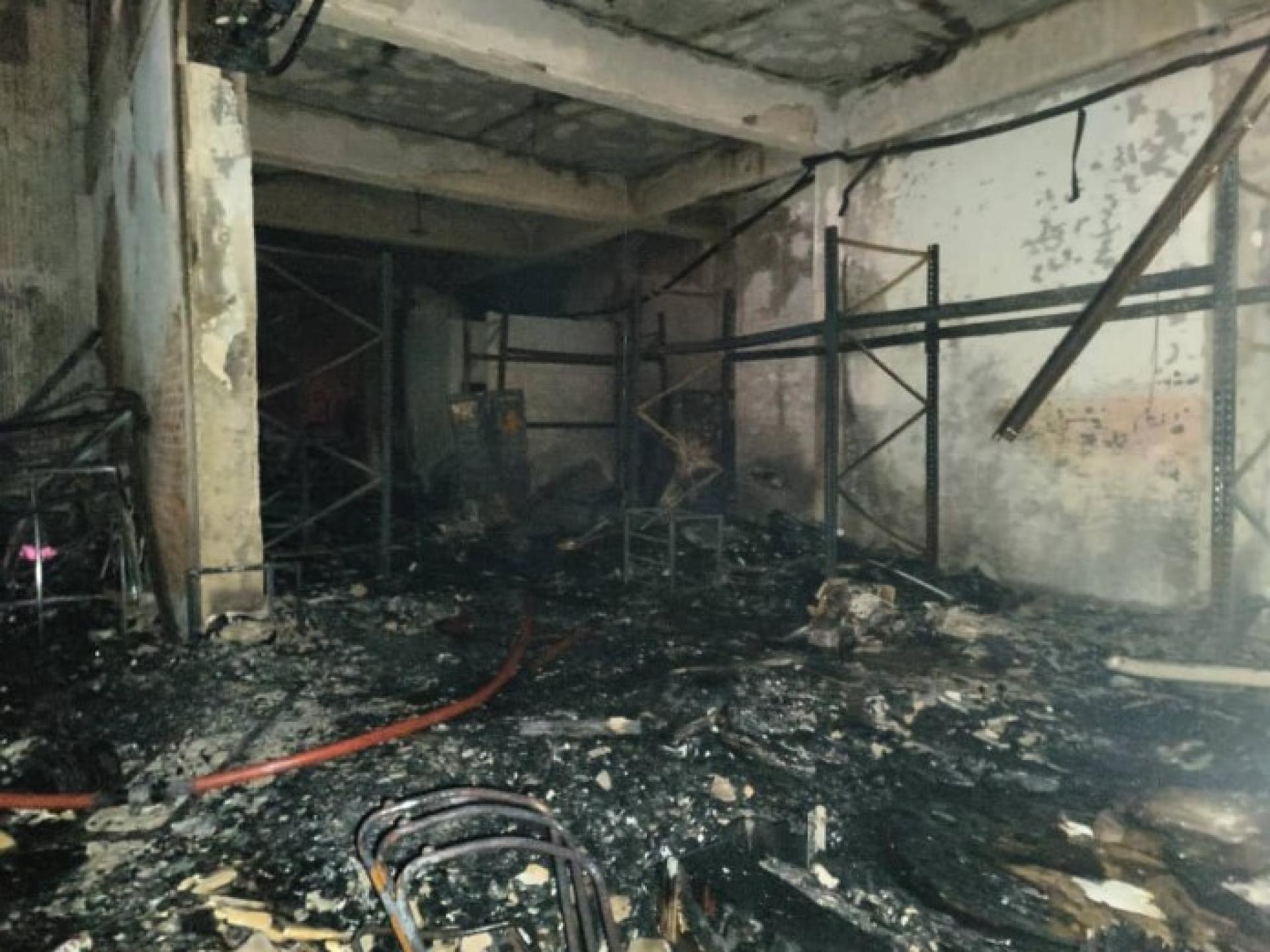 部分商铺在火灾中被严重烧毁。