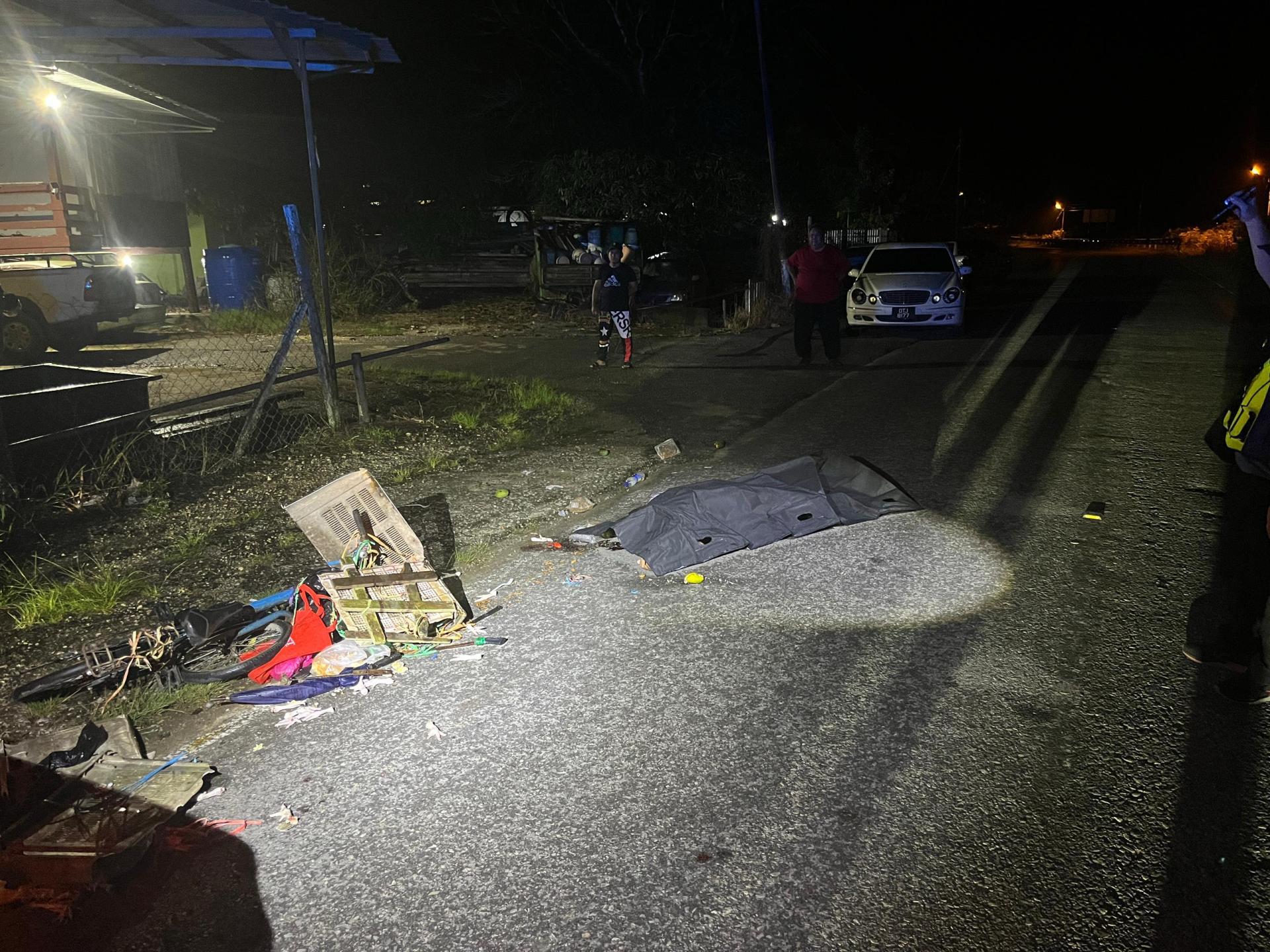 63岁男子遭不明车辆撞击，当场丧命。