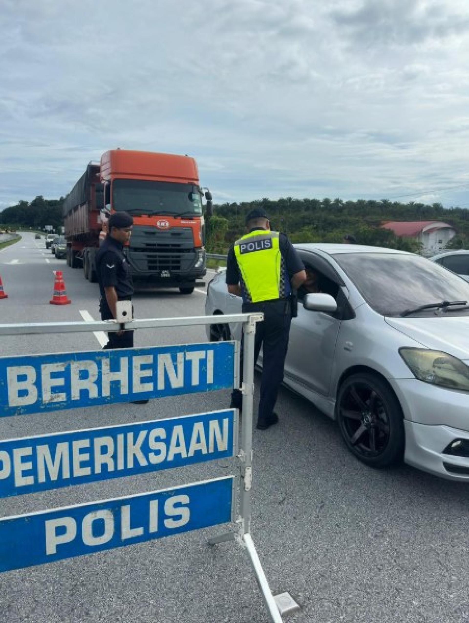 砂拉卓交通调查与执法组于2025年展开交通执法行动。